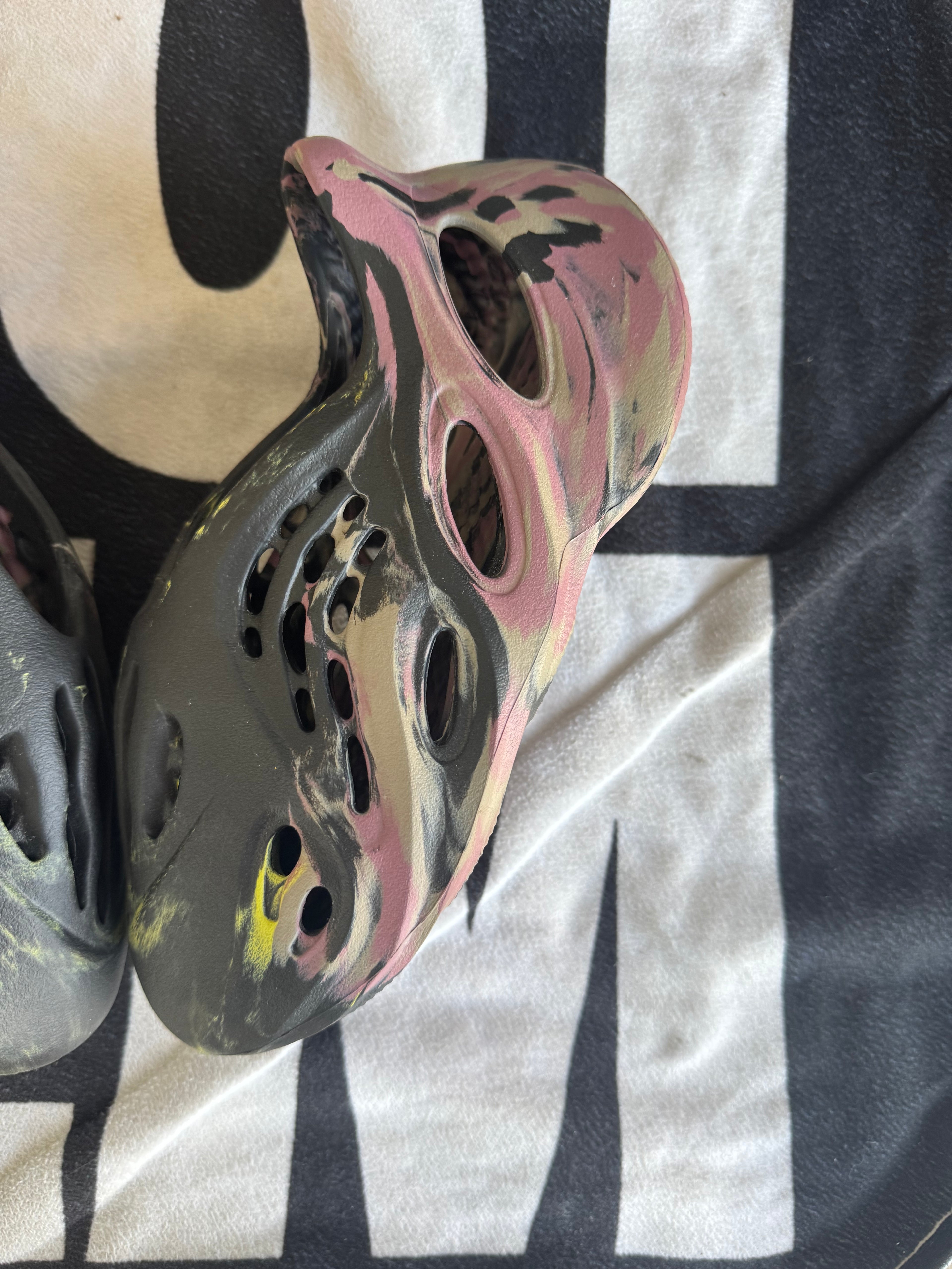 Yeezy Foam RNR MX Cinder (Taille 38)