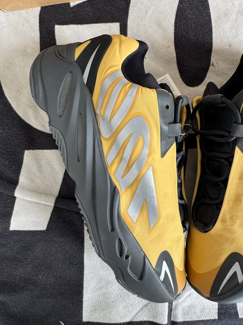 adidas Yeezy Boost 700 MNVN Honey Flux (Taille 45 1/3)