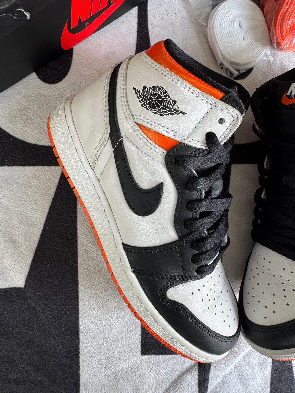 Jordan 1 High Electro Orange (Taille 36.5)
