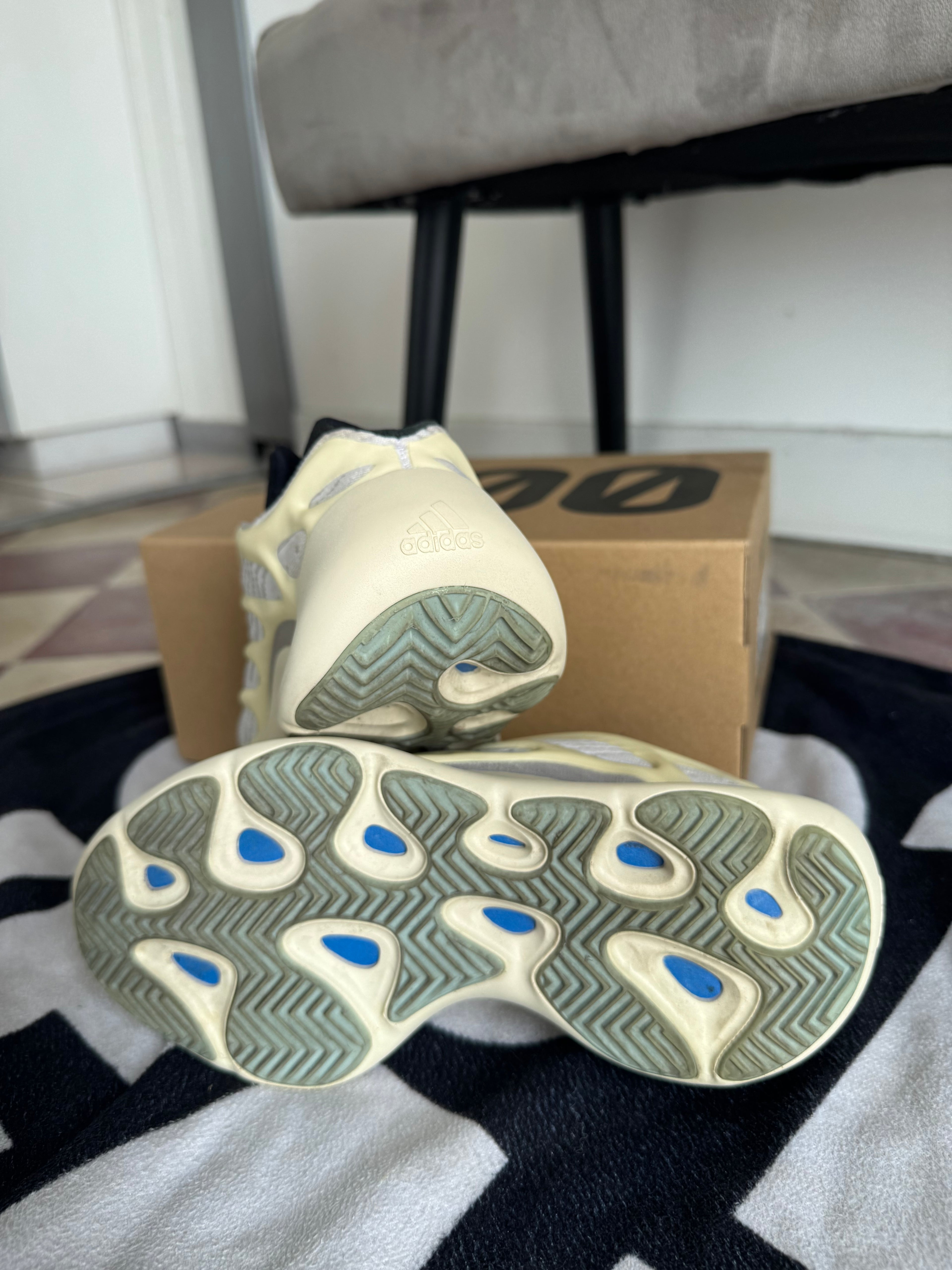 adidas Yeezy 700 V3 Azael (Taille 37 1/3)