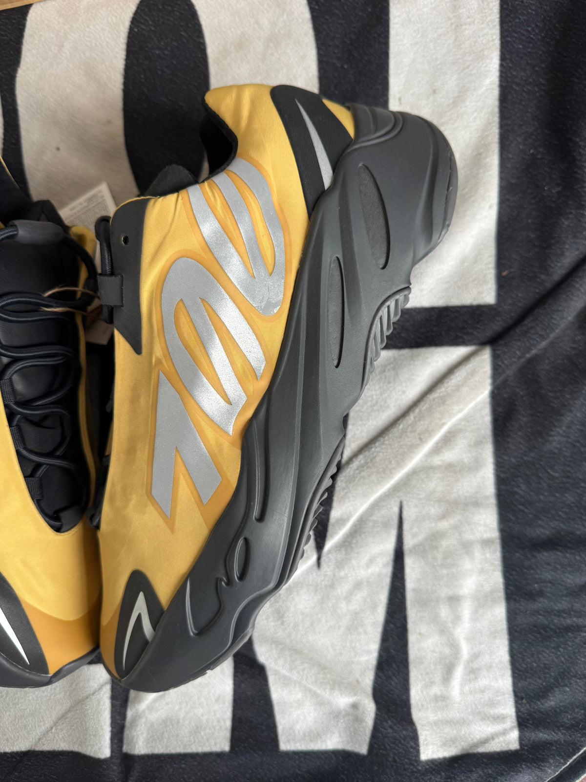 adidas Yeezy Boost 700 MNVN Honey Flux (Taille 45 1/3)