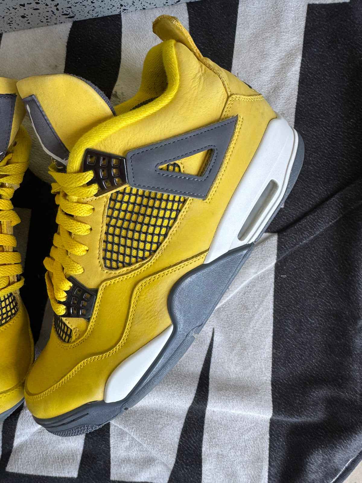 Jordan 4 Lightning 2021 (Taille 44)