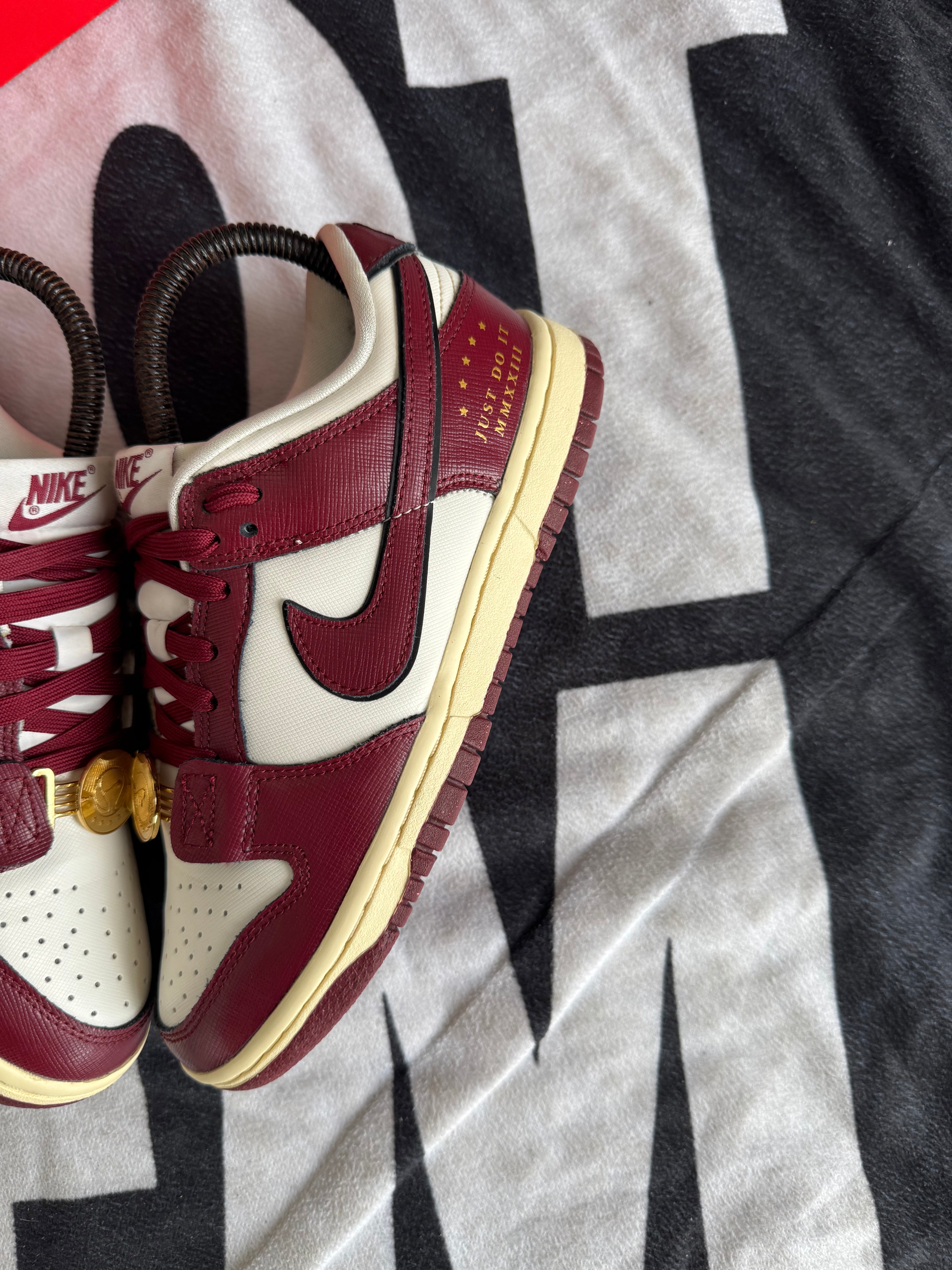 Nike Dunk Low Sisterhood Sail Team Red (Taille 36.5)