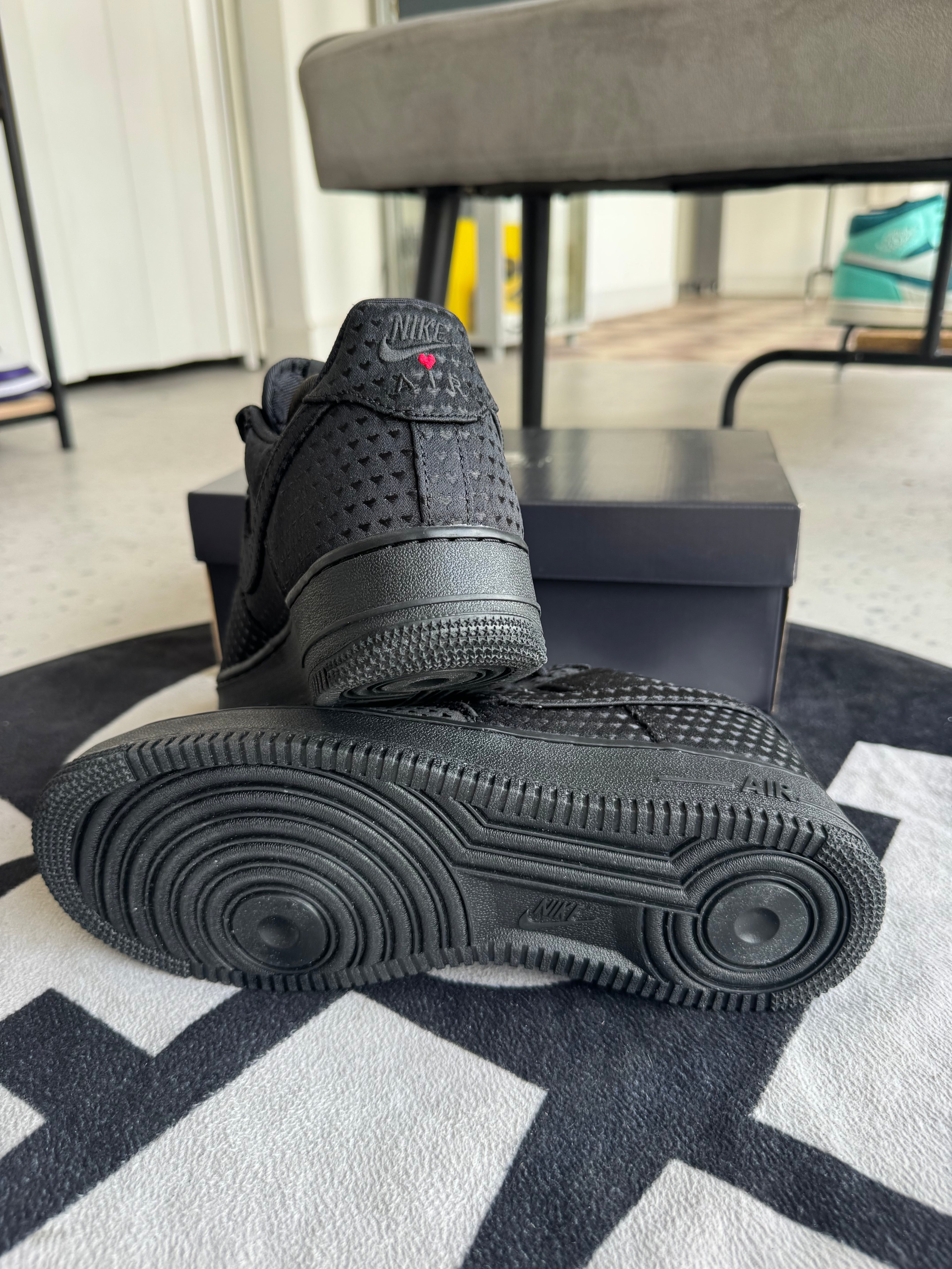 Nike Air Force 1 Low Valentine's Day Black 2026 (Taille 44)