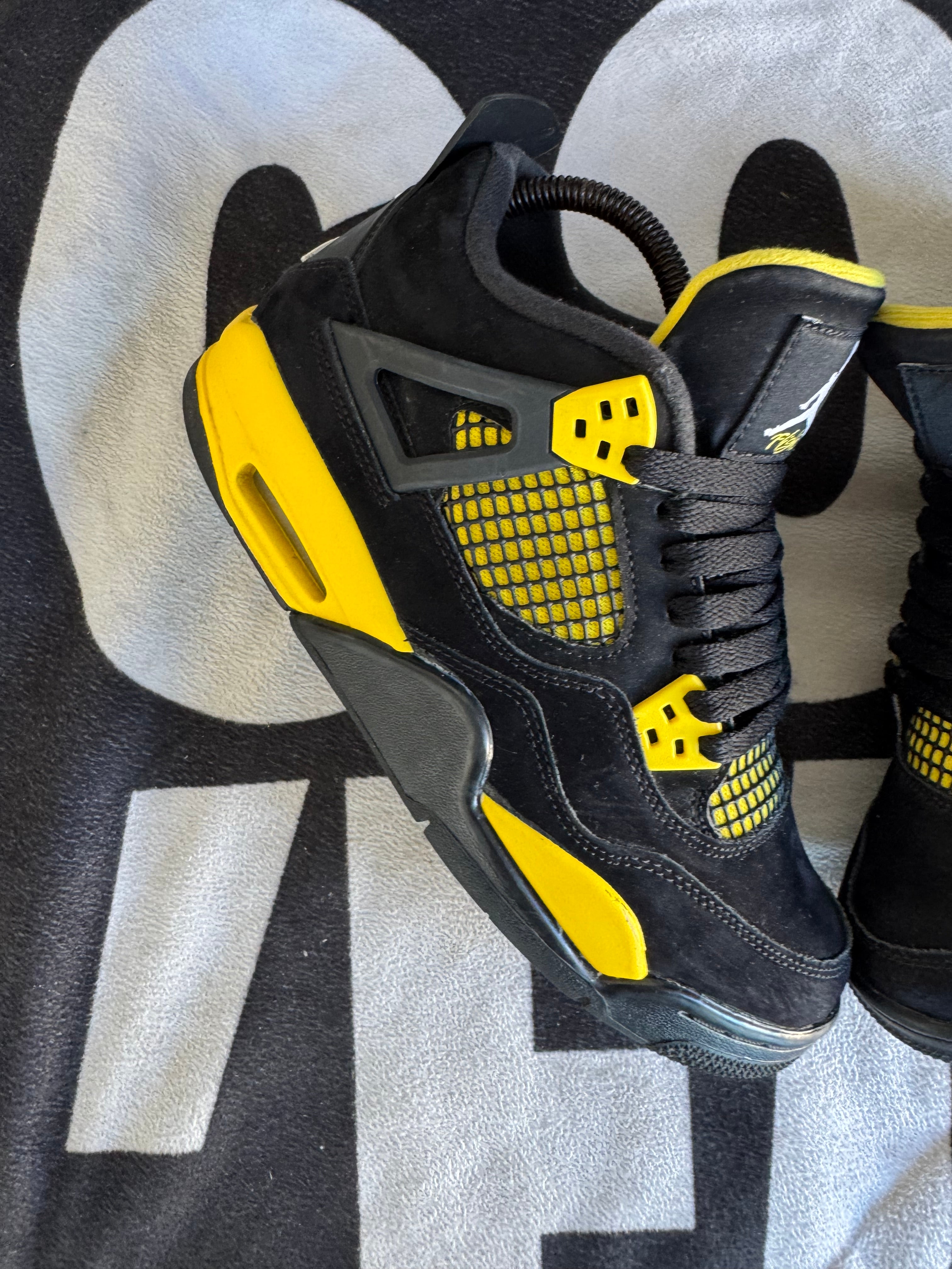 Jordan 4 Thunder 2023 GS (Taille 40)