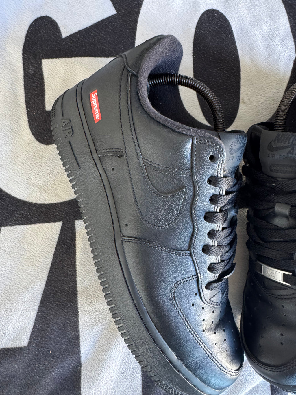 Nike Air Force 1 Low Supreme Black (Taille 42.5)
