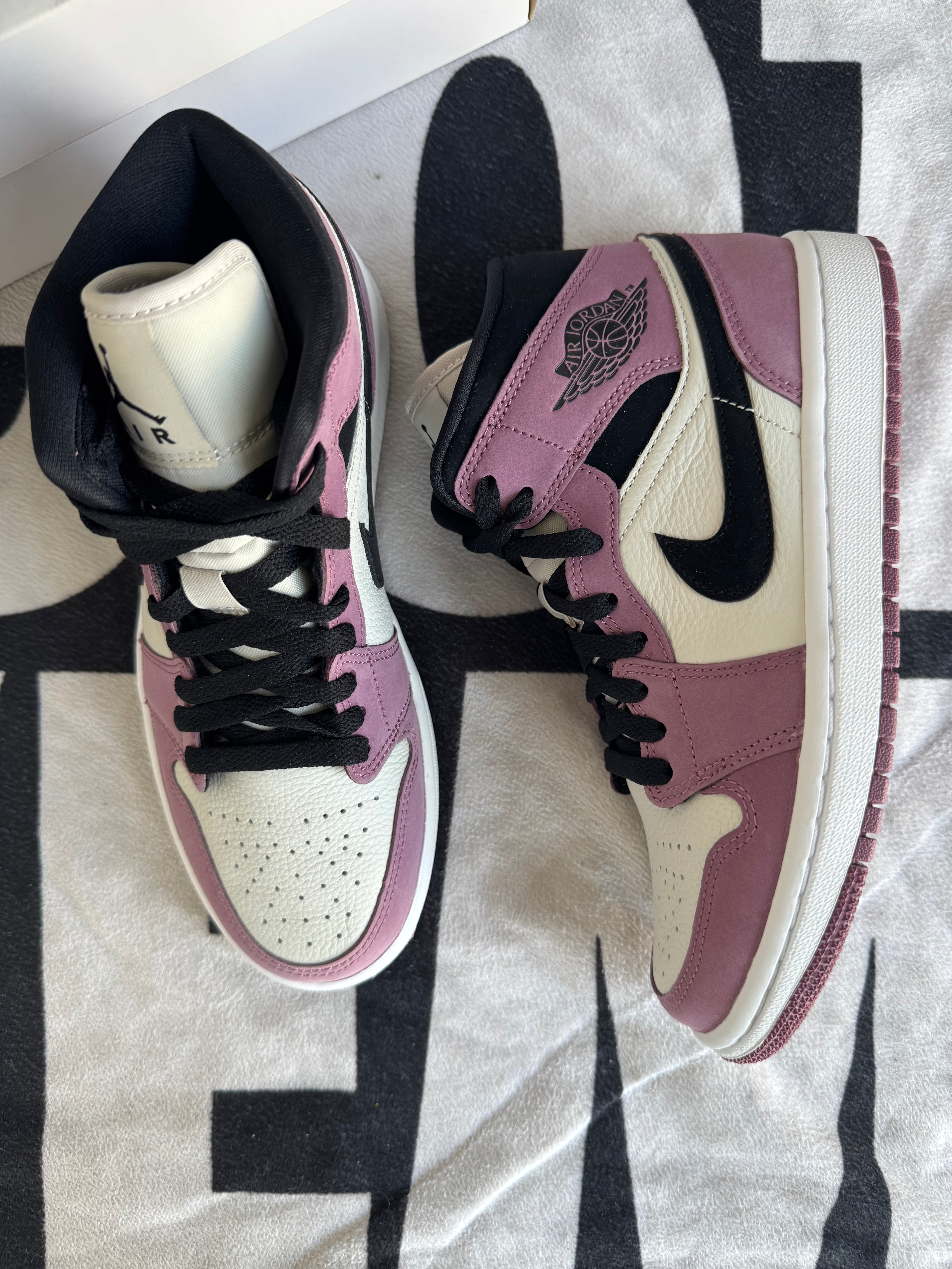 Air Jordan 1 Mid SE Light Mulberry (Taille 40.5)