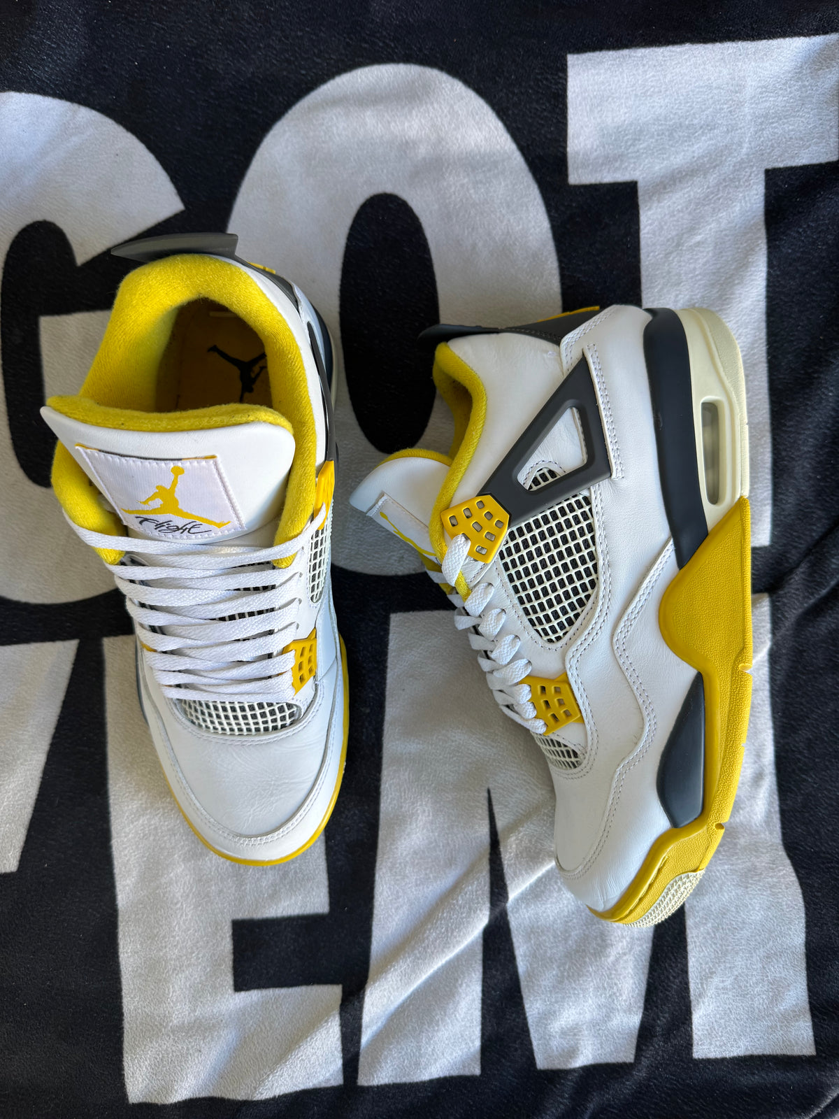 Jordan 4 Vivid Sulfur (Taille 42.5)