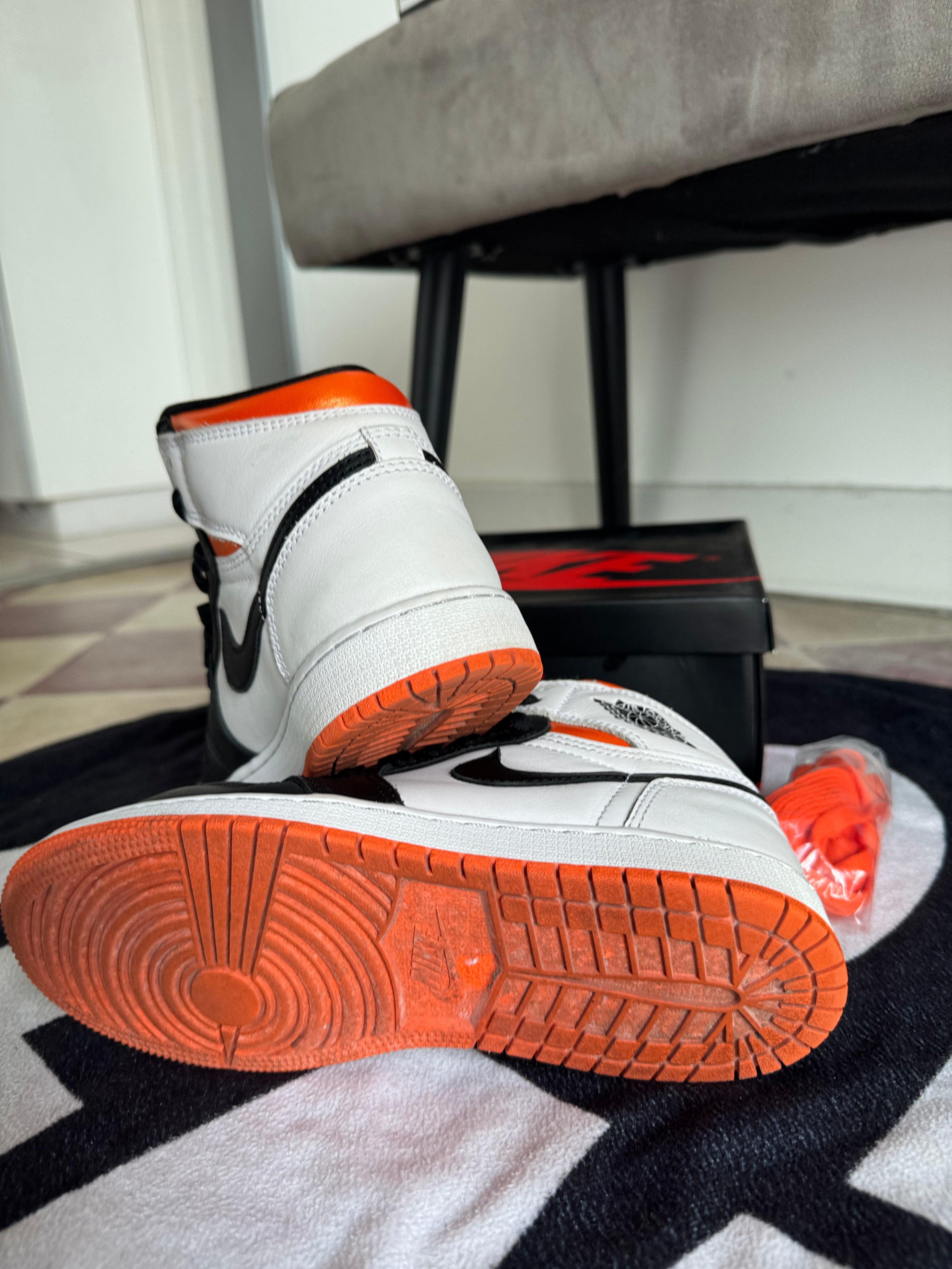 Jordan 1 High Electro Orange (Taille 36.5)