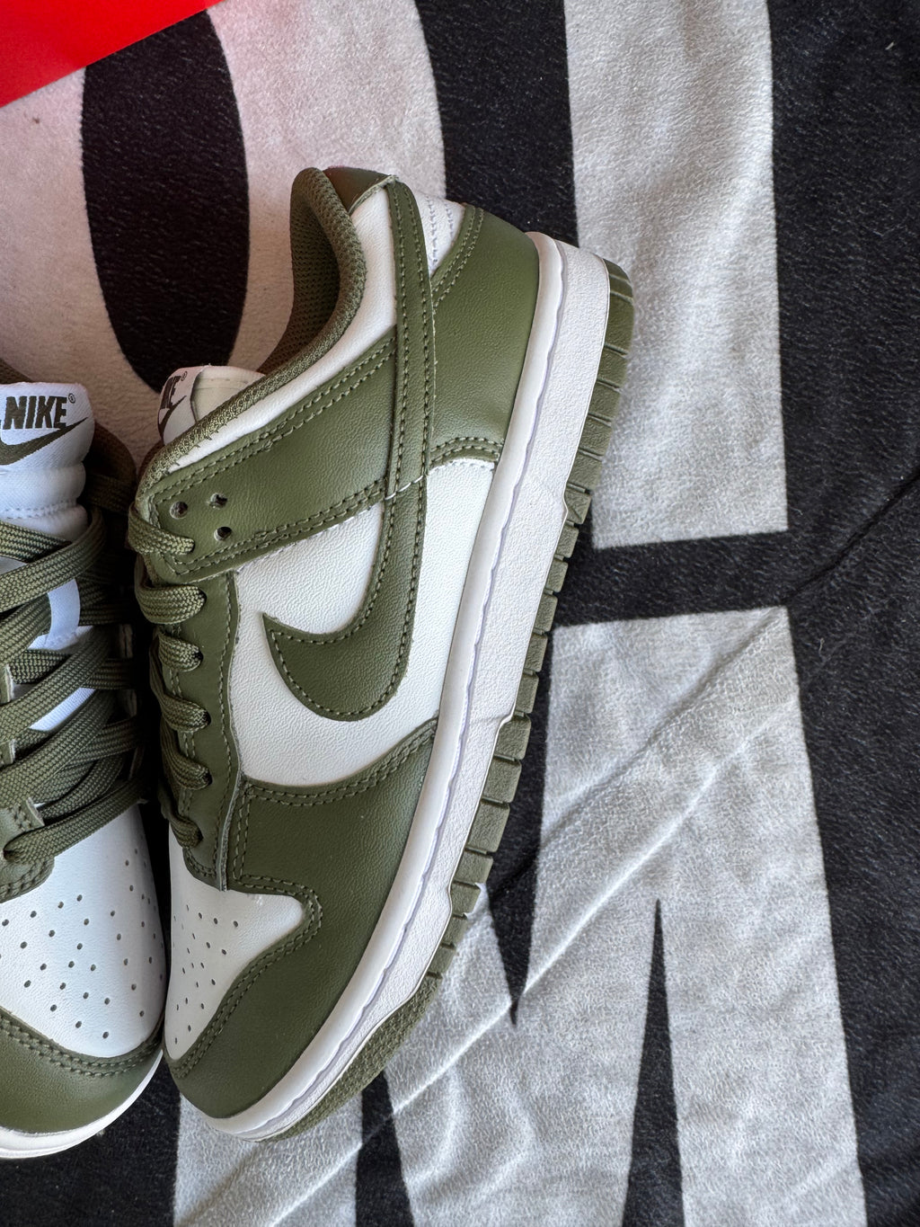 Nike Dunk Low Medium Olive (Taille 37.5)