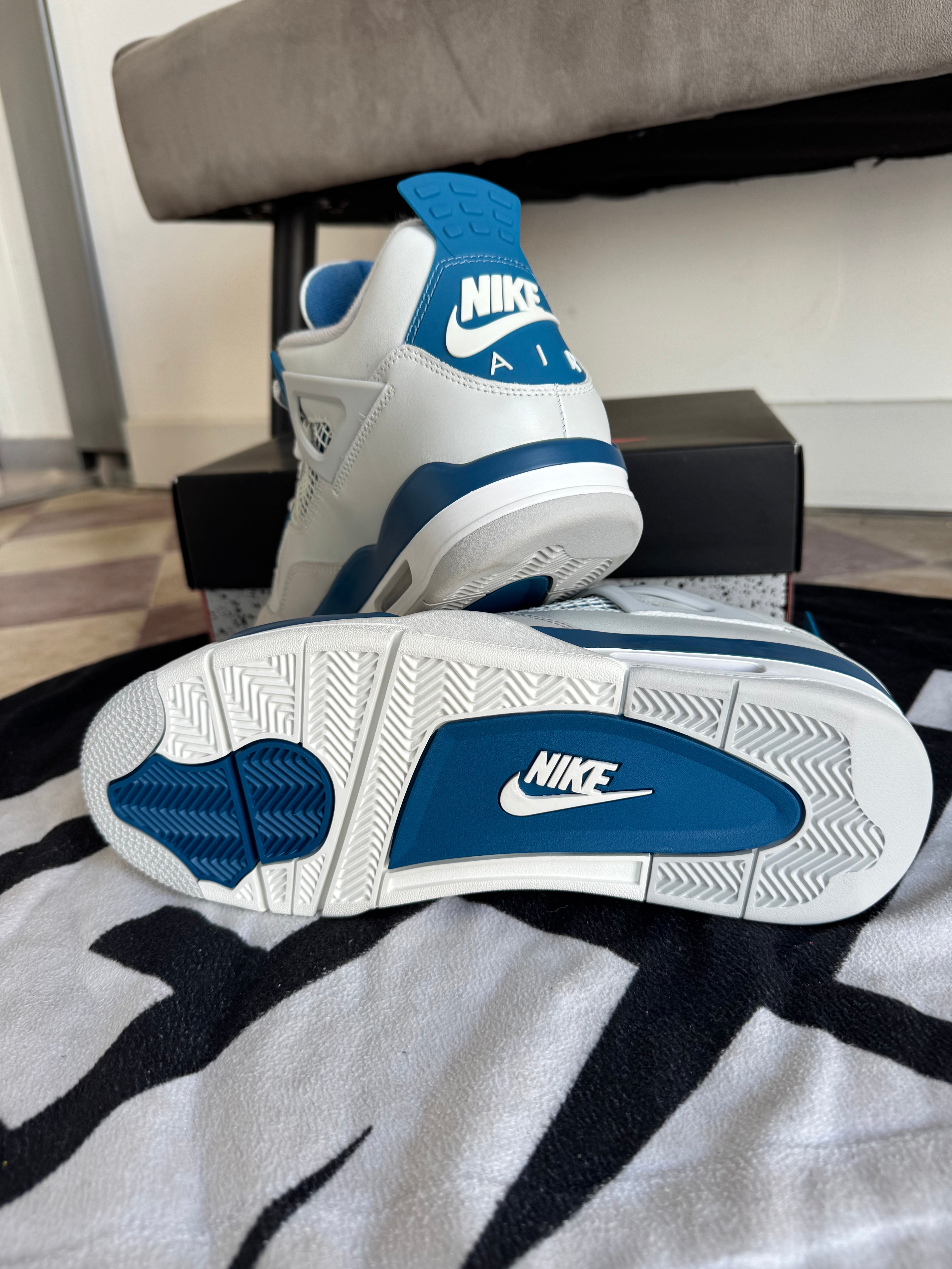 Jordan 4 MILITARY BLUE 2024 (Taille 45)