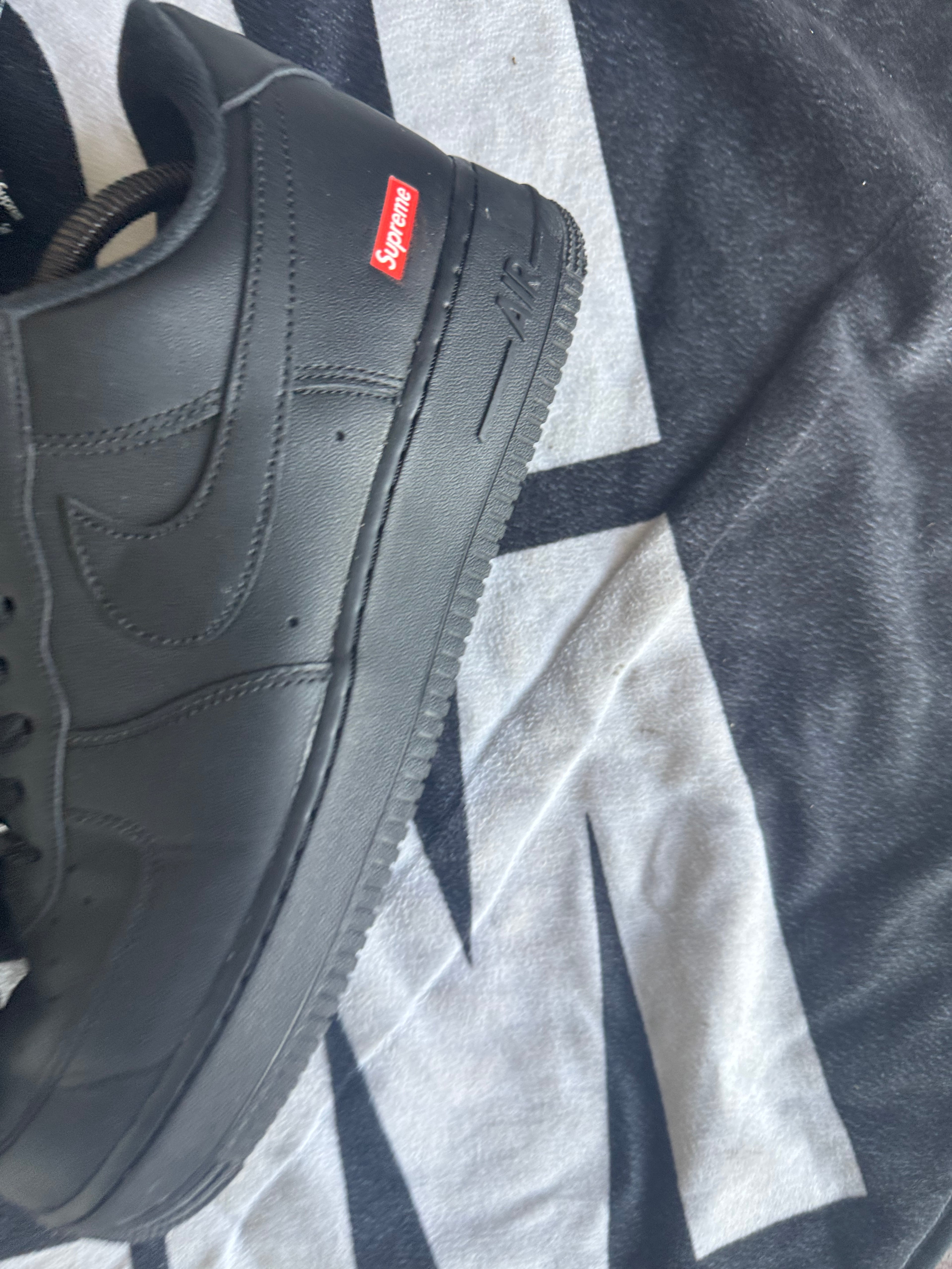 Nike Air Force 1 Low Supreme Black (Taille 45)