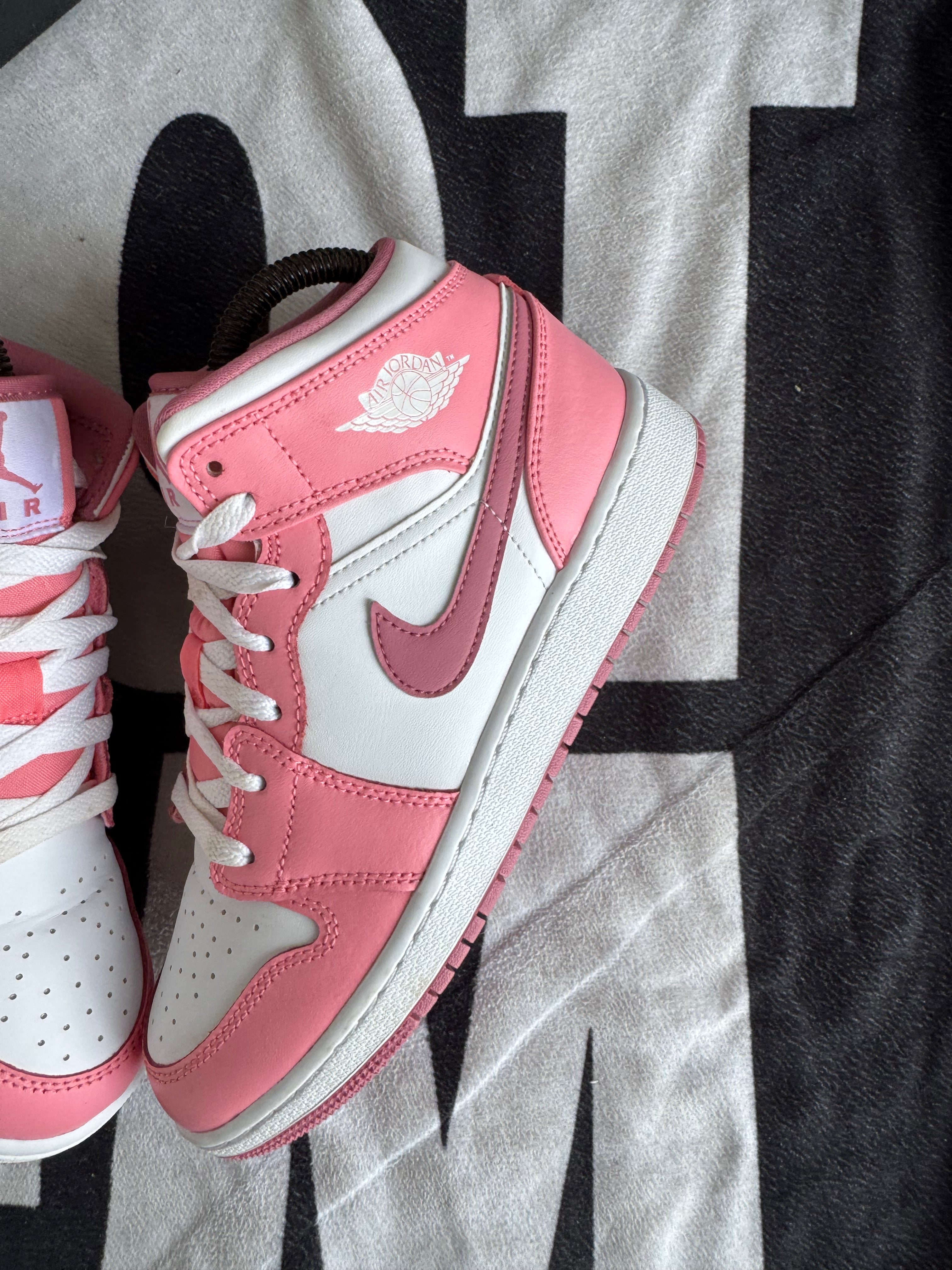 Jordan 1 Mid Valentine's Day 2023 (Taille 37.5)