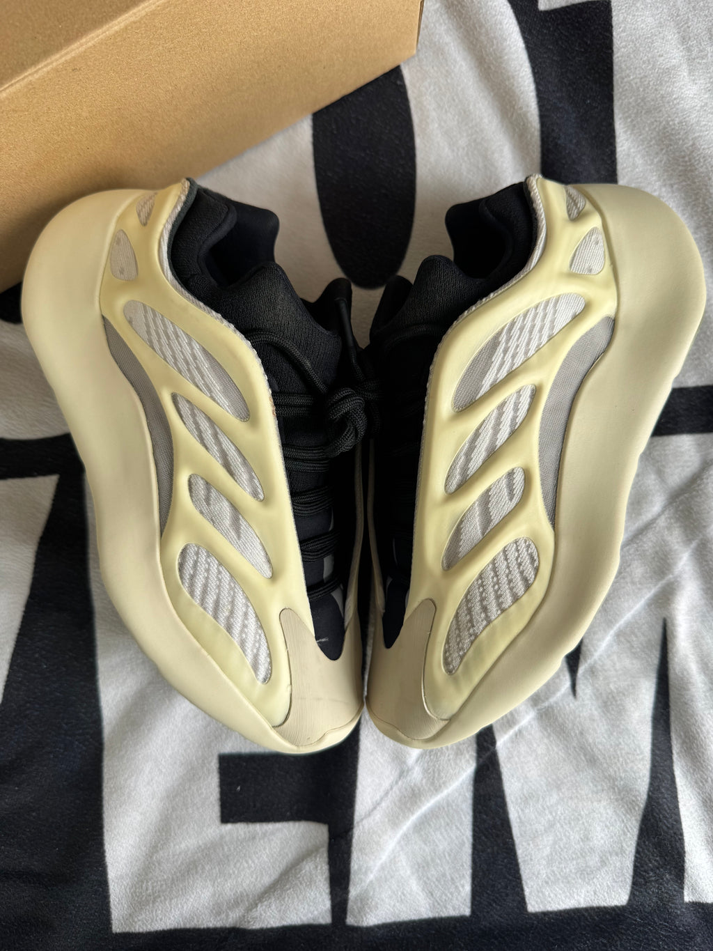 adidas Yeezy 700 V3 Azael (Taille 37 1/3)