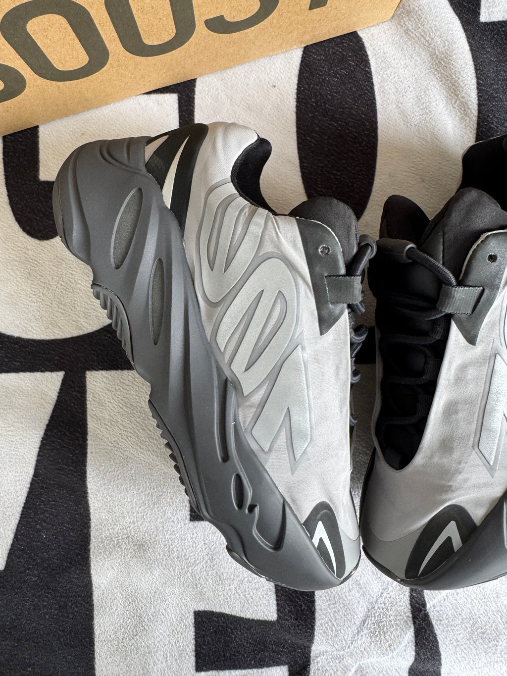 adidas Yeezy Boost 700 MNVN Metallic (Taille 37 1/3)