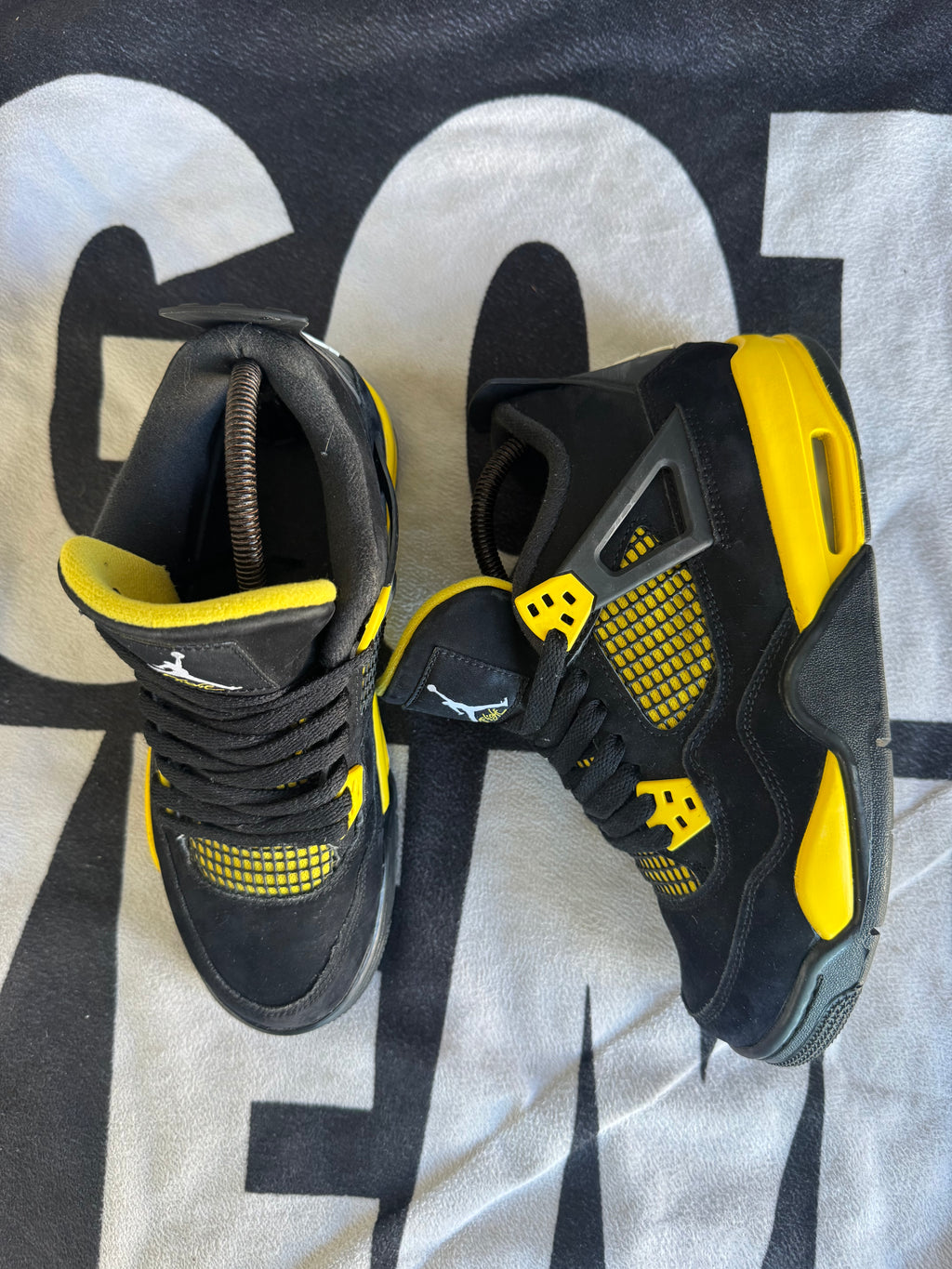 Jordan 4 Thunder 2023 GS (Taille 40)