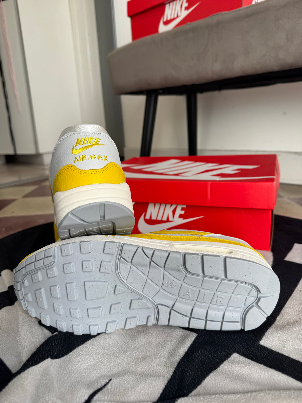 Nike Air Max 1 Tour Yellow wmns (Taille 45)