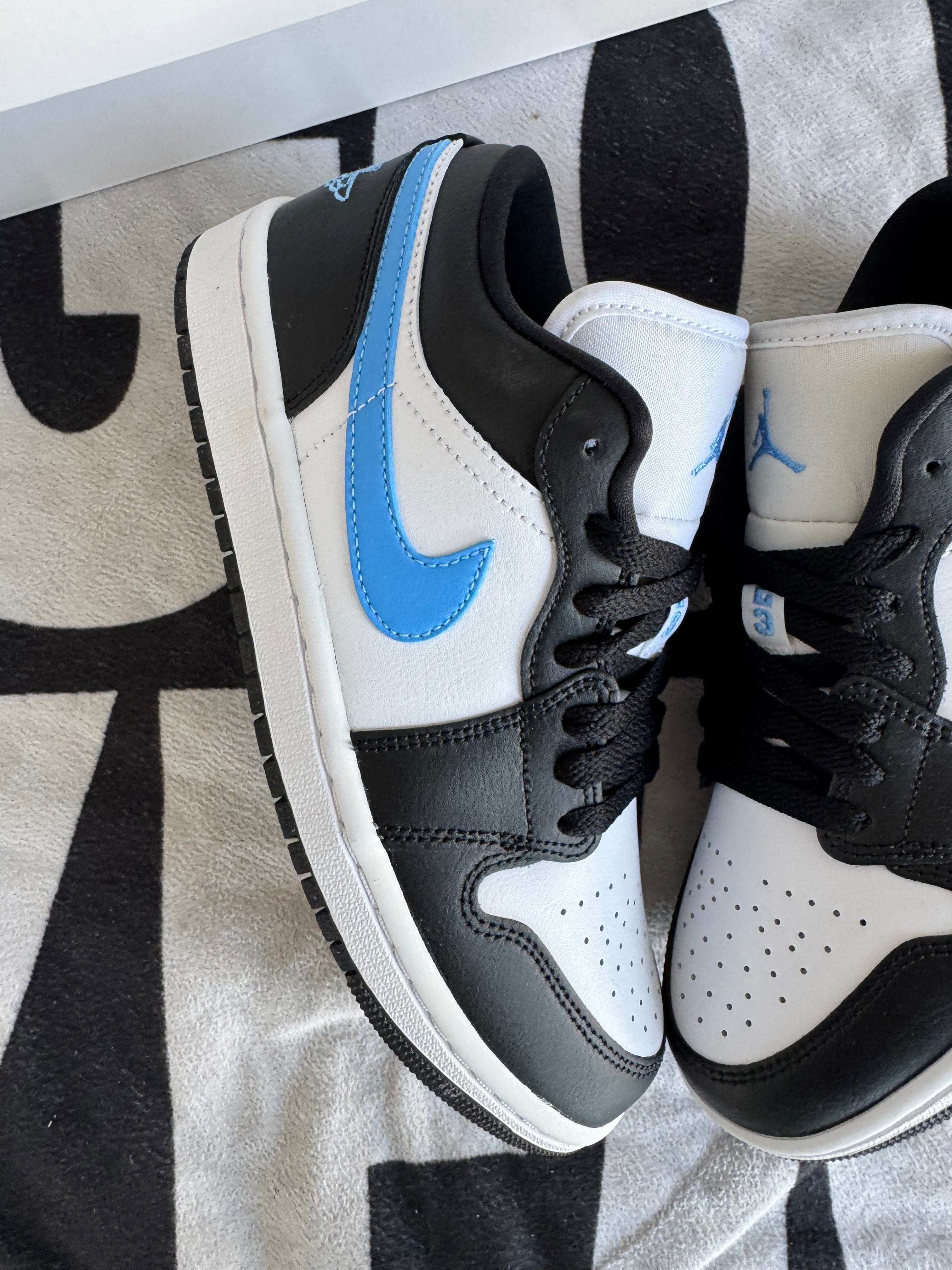Jordan 1 Low Black University Blue White WMNS (Taille 38)