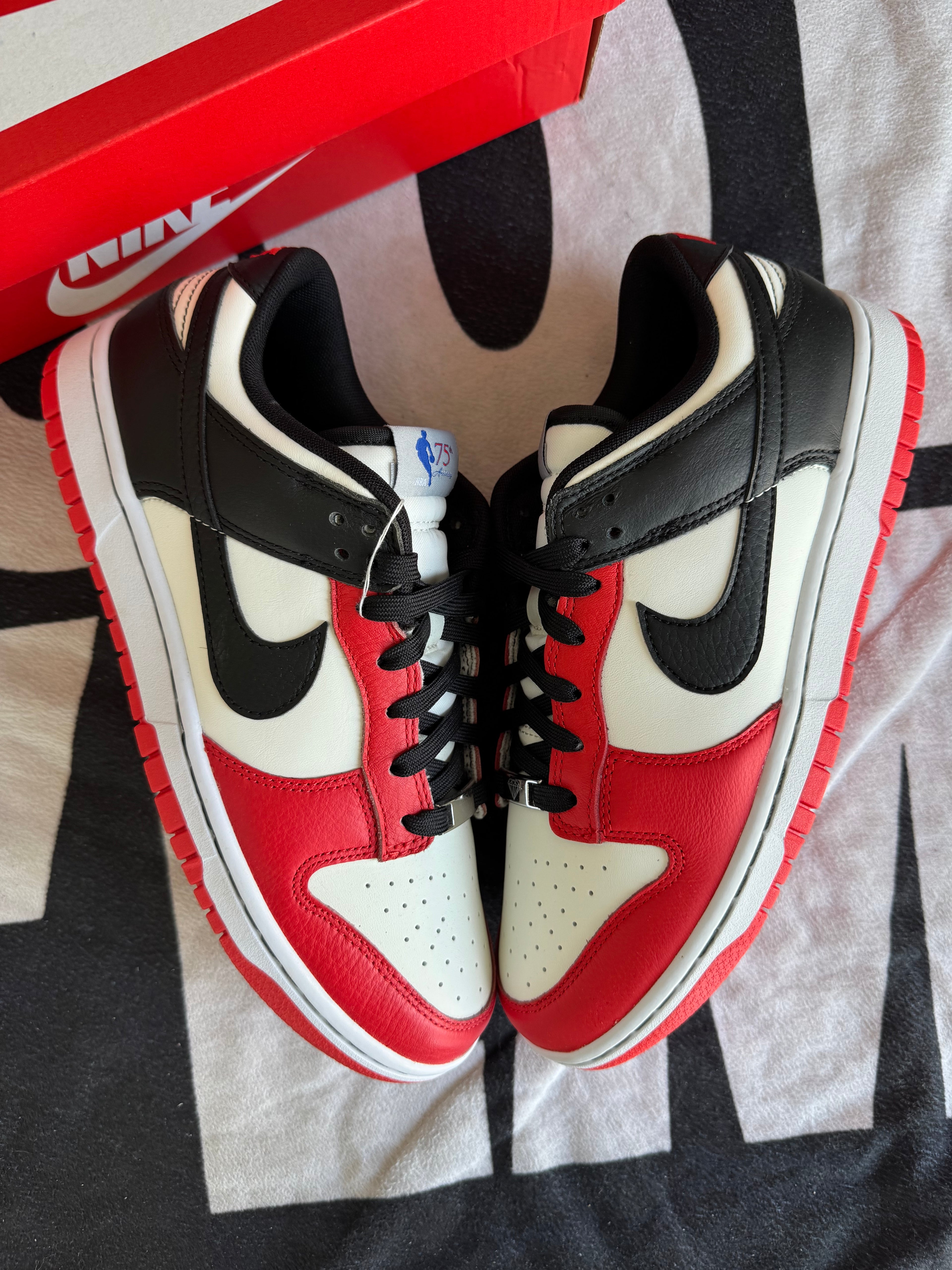 Nike Dunk Low EMB NBA 75th Anniversary Chicago (Taille 42)