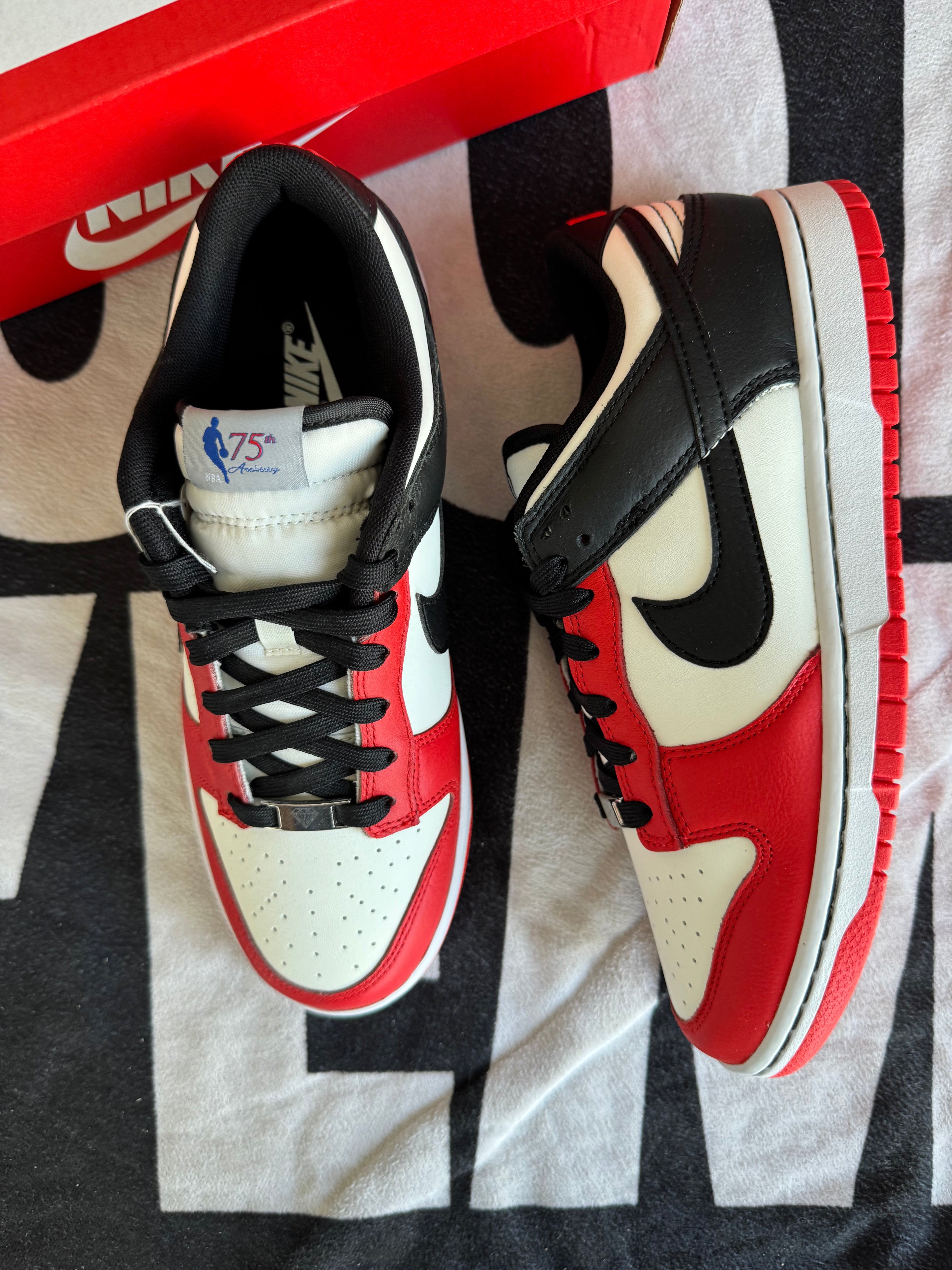 Nike Dunk Low EMB NBA 75th Anniversary Chicago (Taille 42)