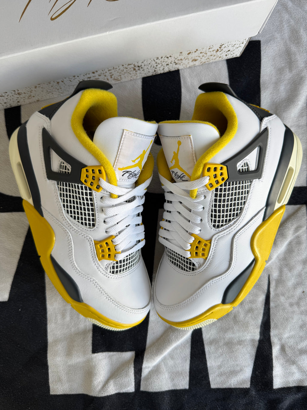 Air Jordan 4 Retro Vivid Sulfur (Taille 40)
