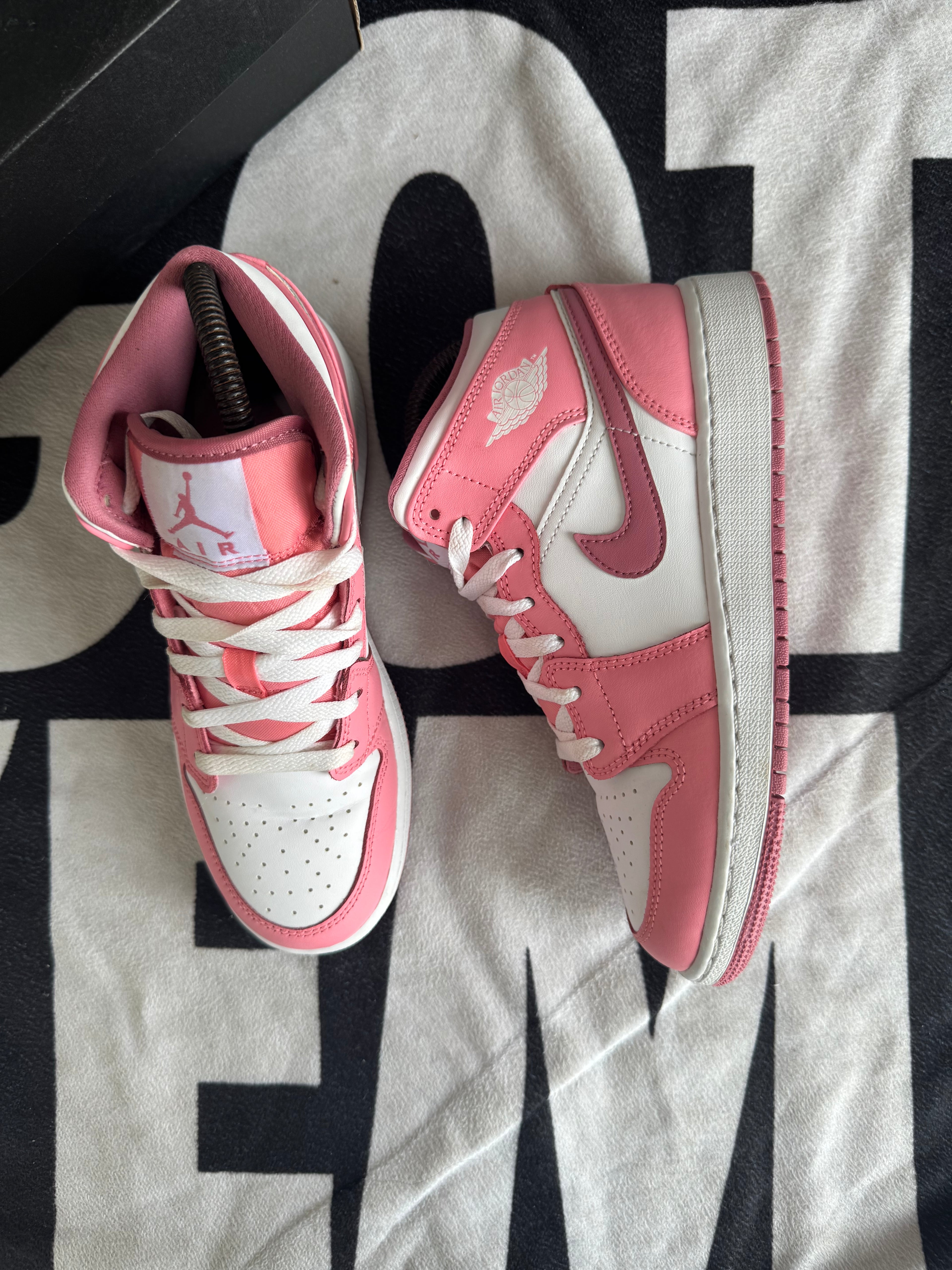 Jordan 1 Mid Valentine's Day 2023 (Taille 37.5)