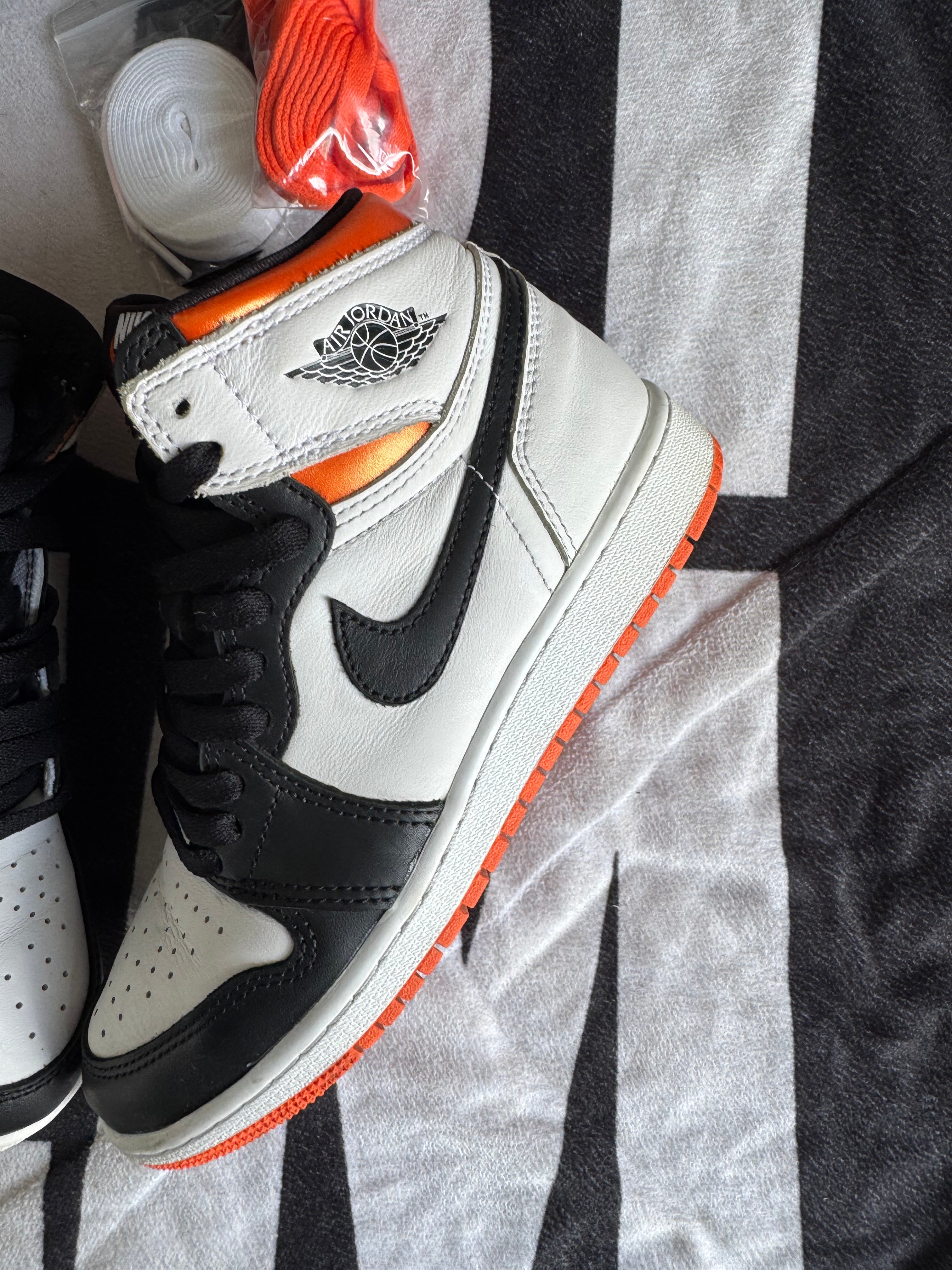 Jordan 1 High Electro Orange (Taille 36.5)