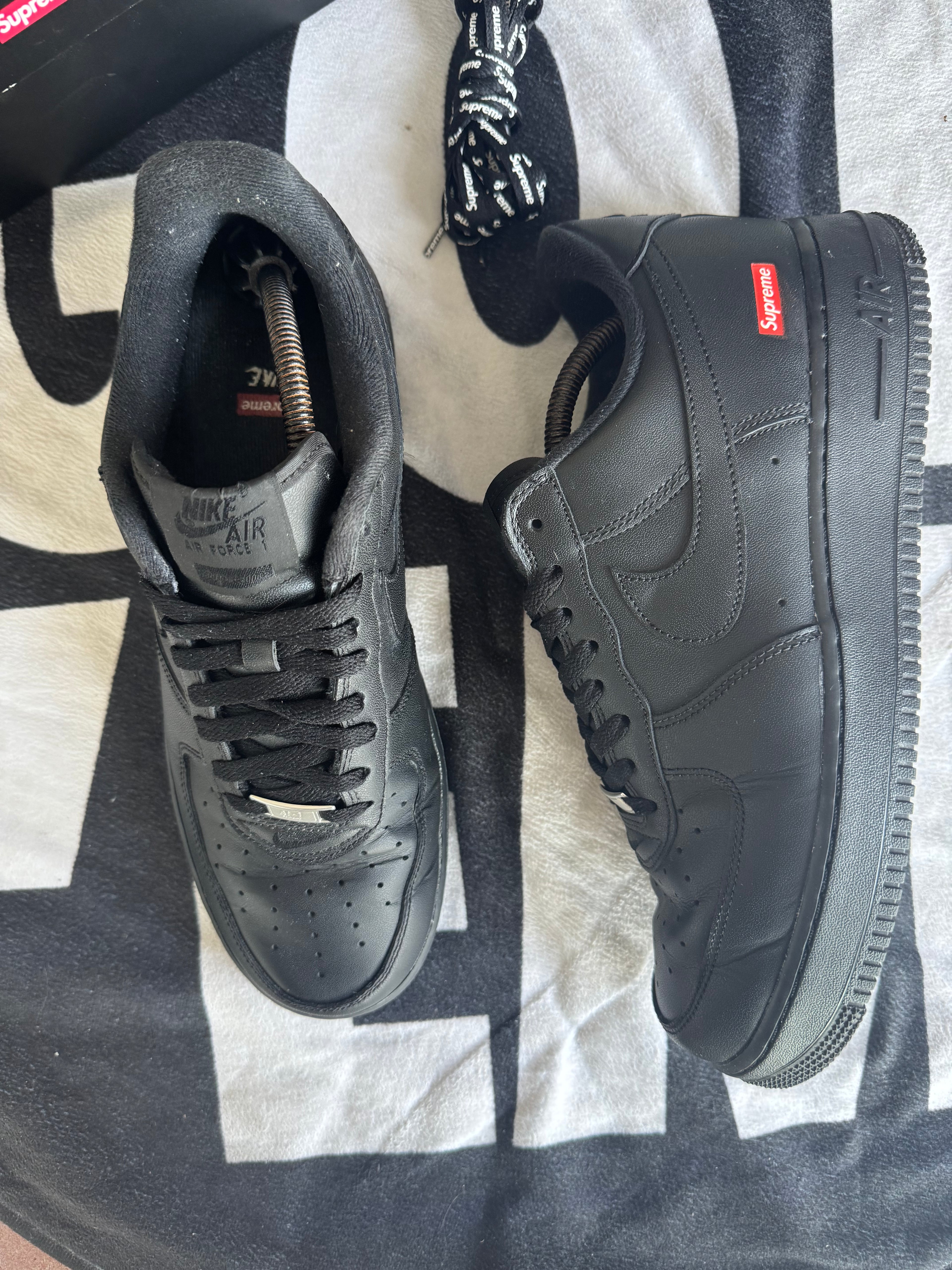Nike Air Force 1 Low Supreme Black (Taille 45)