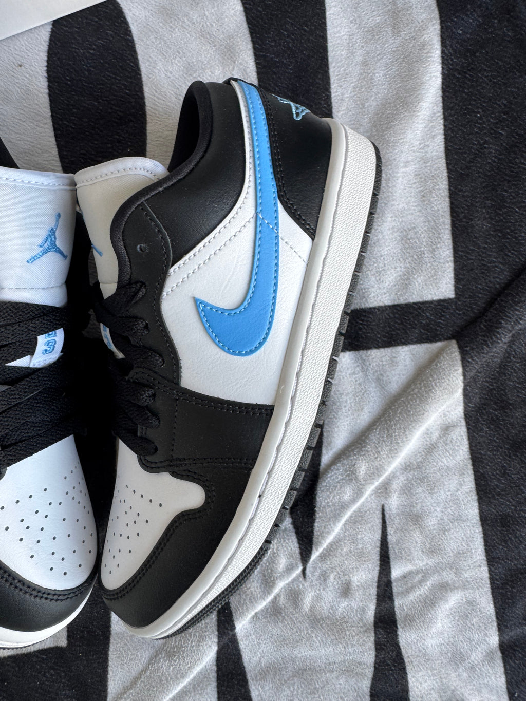 Jordan 1 Low Black University Blue White WMNS (Taille 38)