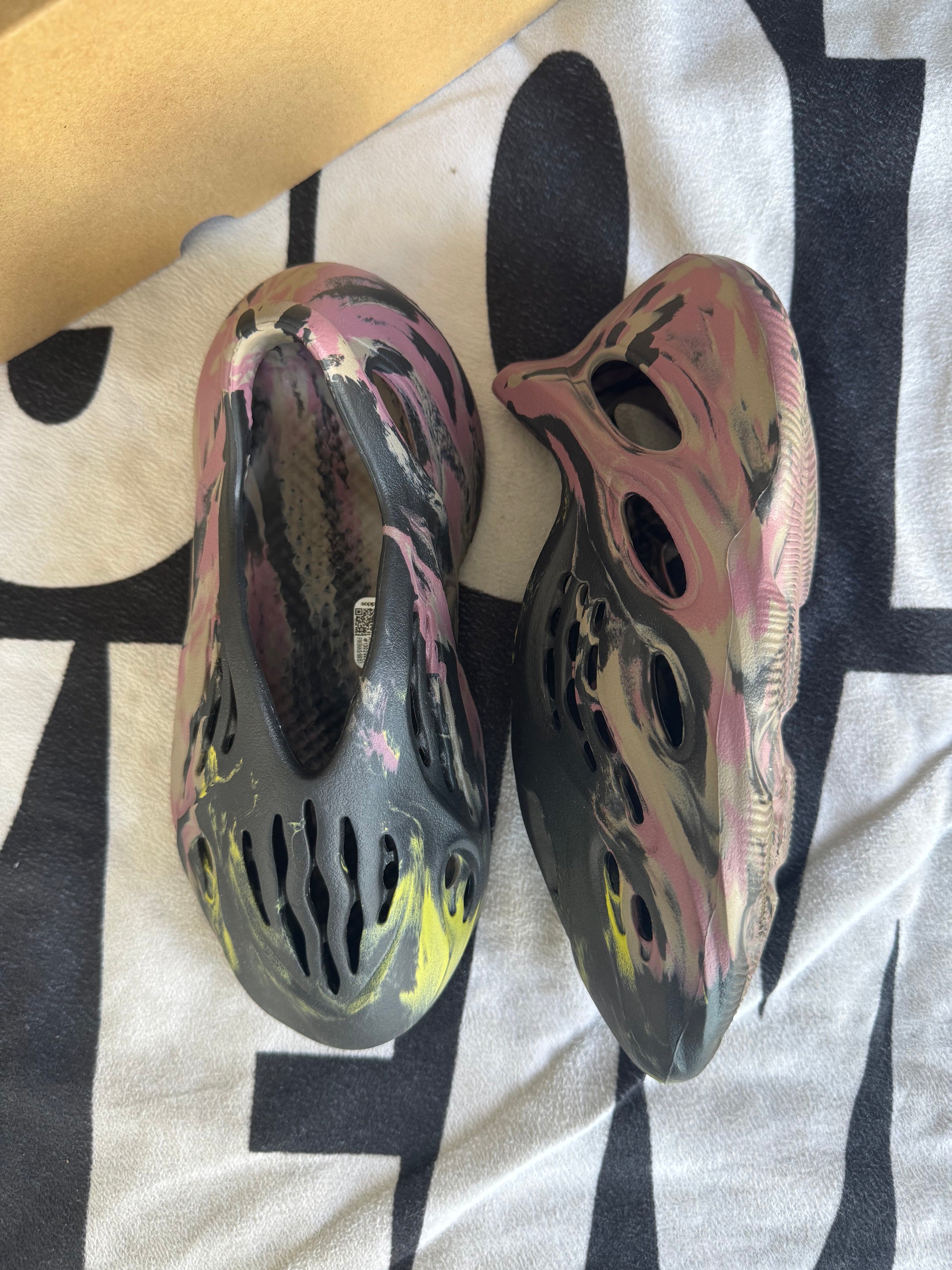 Yeezy Foam RNR MX Cinder (Taille 38)