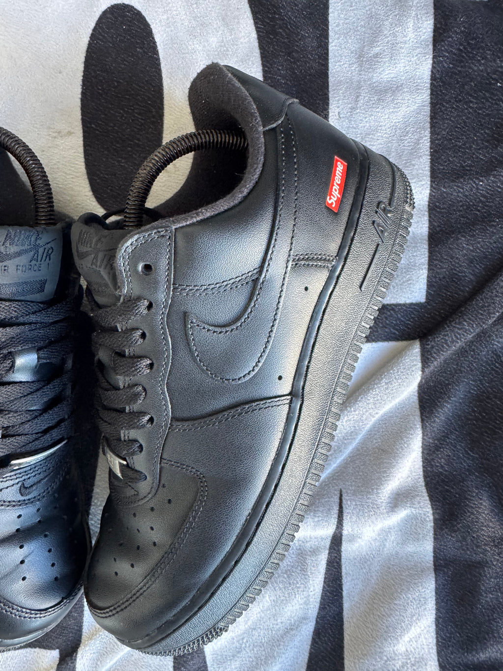 Nike Air Force 1 Low Supreme Black (Taille 42.5)