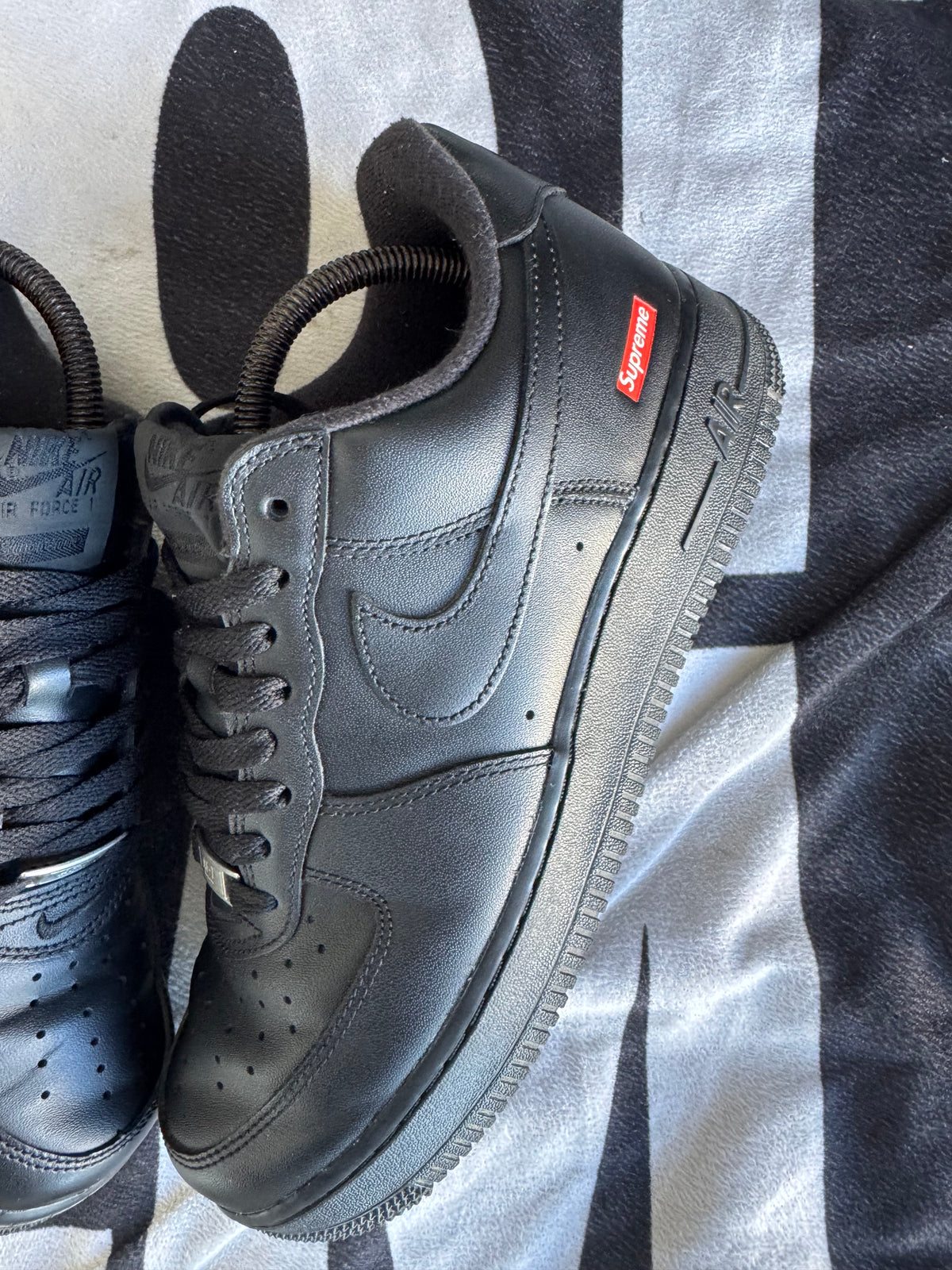 Nike Air Force 1 Low Supreme Black (Taille 42.5)
