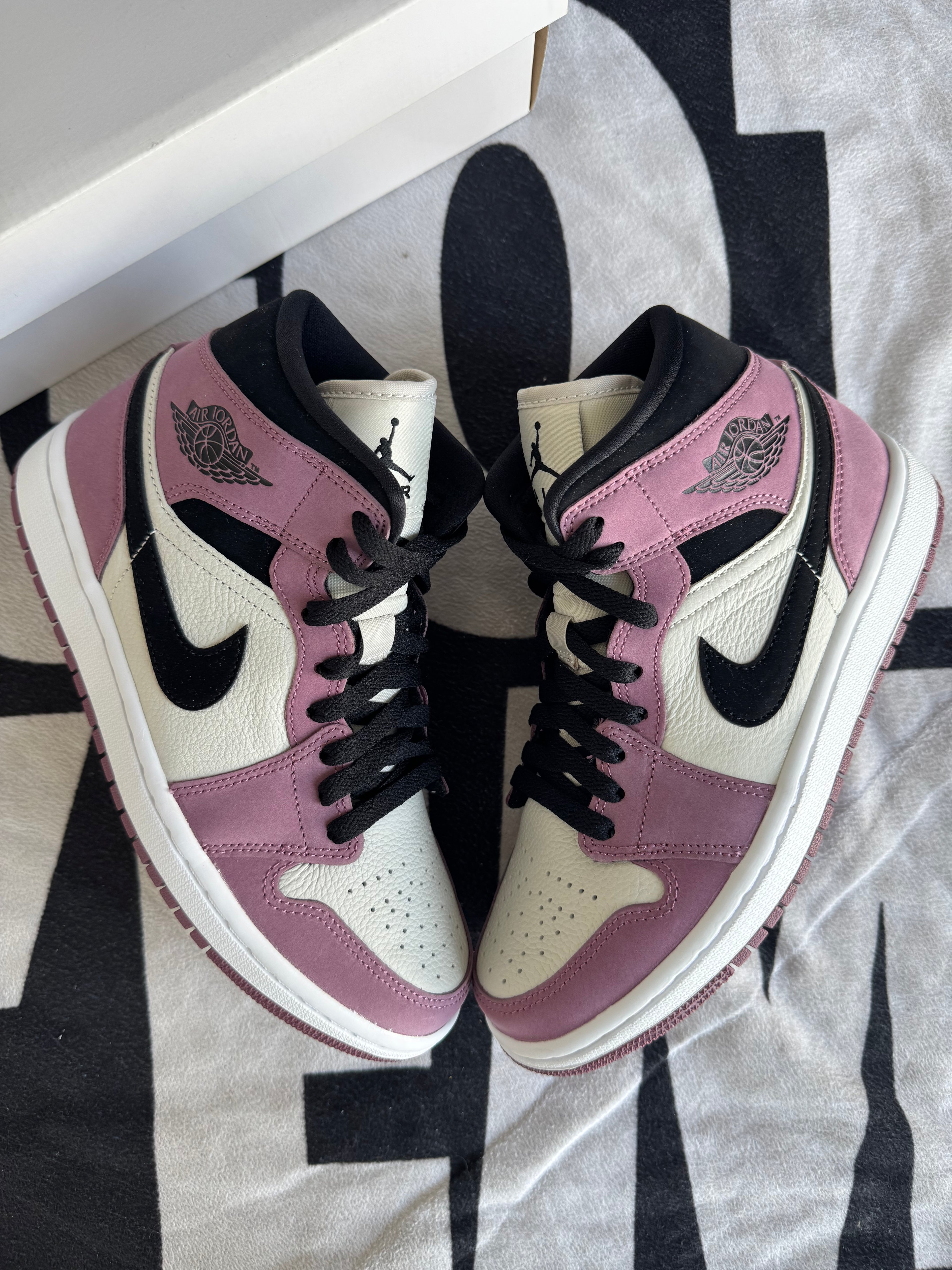 Air Jordan 1 Mid SE Light Mulberry (Taille 40.5)