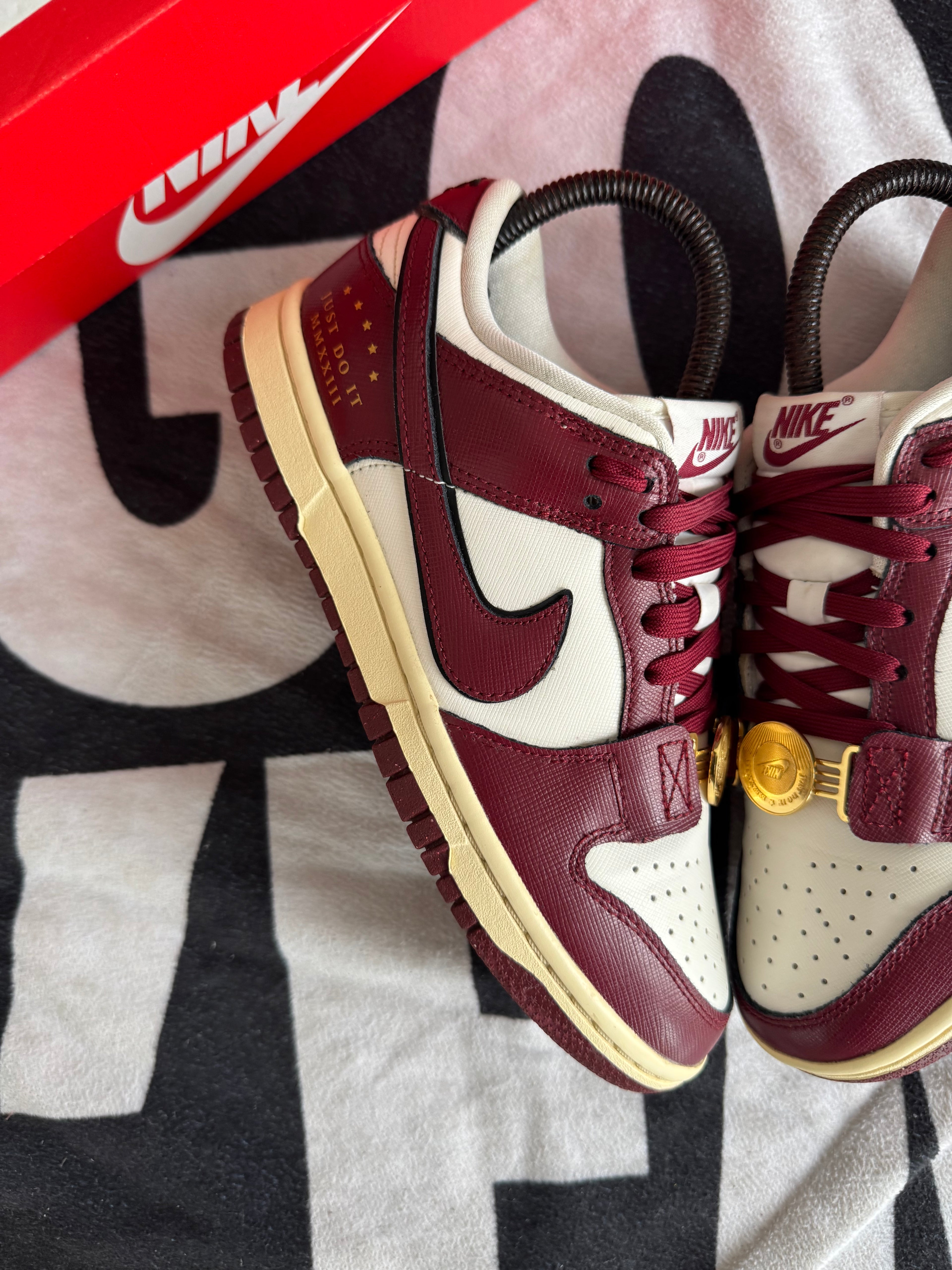 Nike Dunk Low Sisterhood Sail Team Red (Taille 36.5)