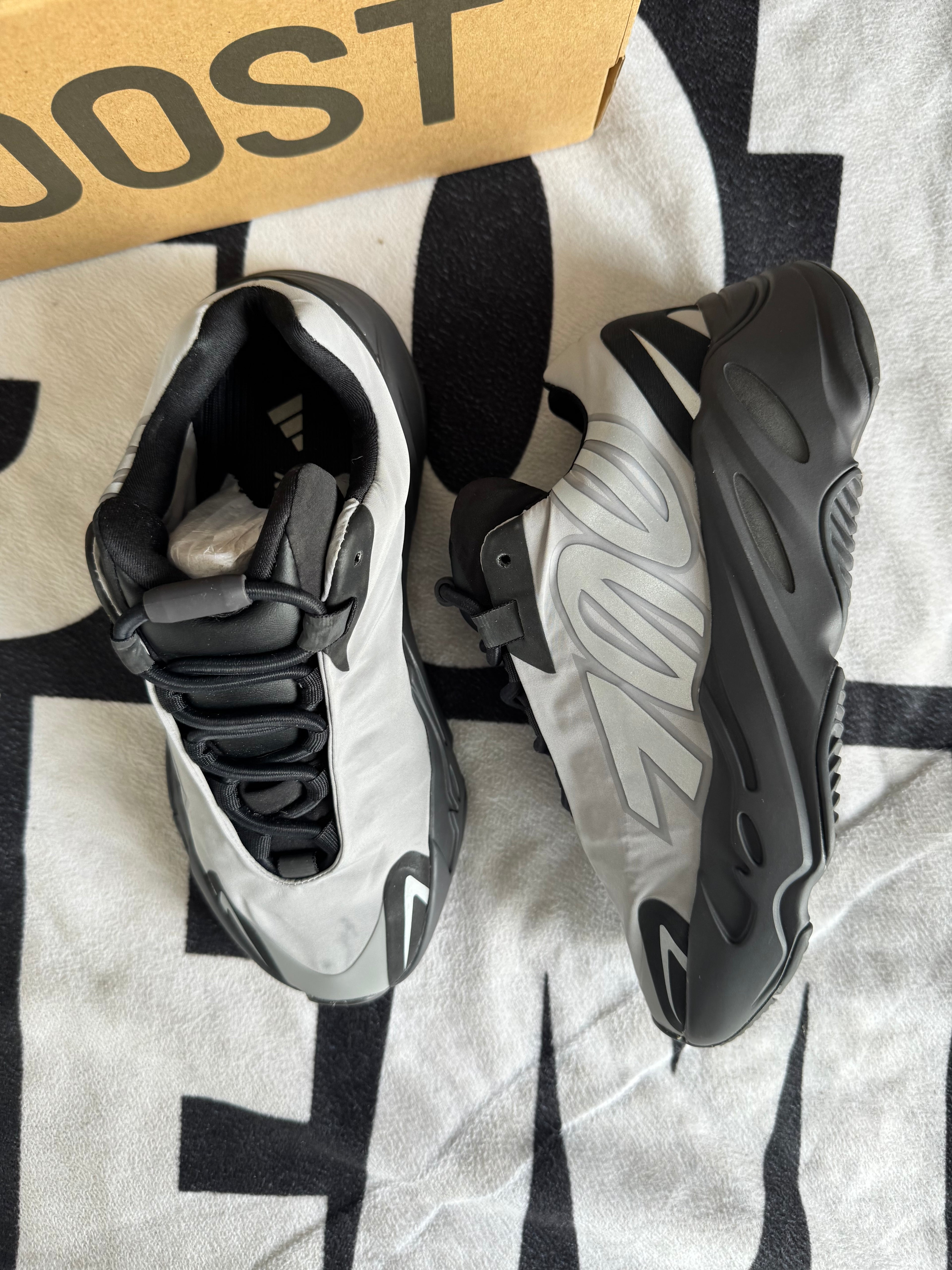 adidas Yeezy Boost 700 MNVN Metallic (Taille 37 1/3)