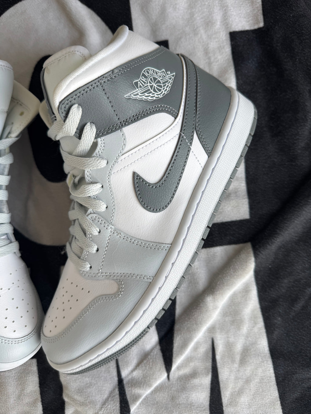 Jordan 1 Mid White Smoke Grey (Taille 42)