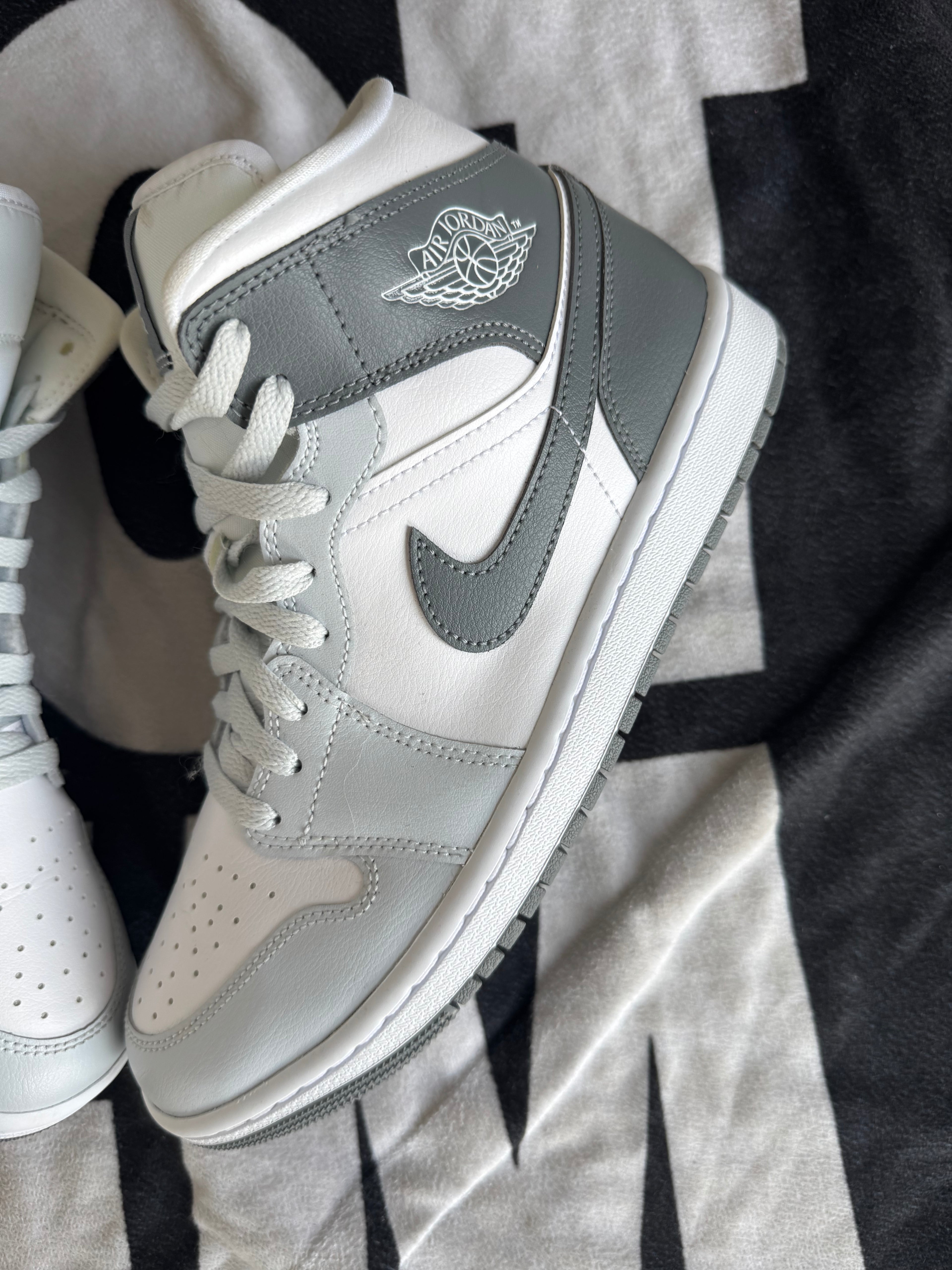Jordan 1 Mid White Smoke Grey (Taille 42)