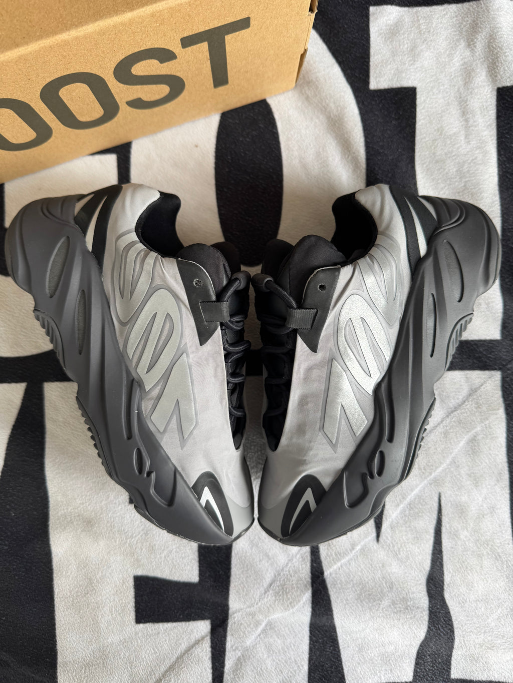 adidas Yeezy Boost 700 MNVN Metallic (Taille 37 1/3)