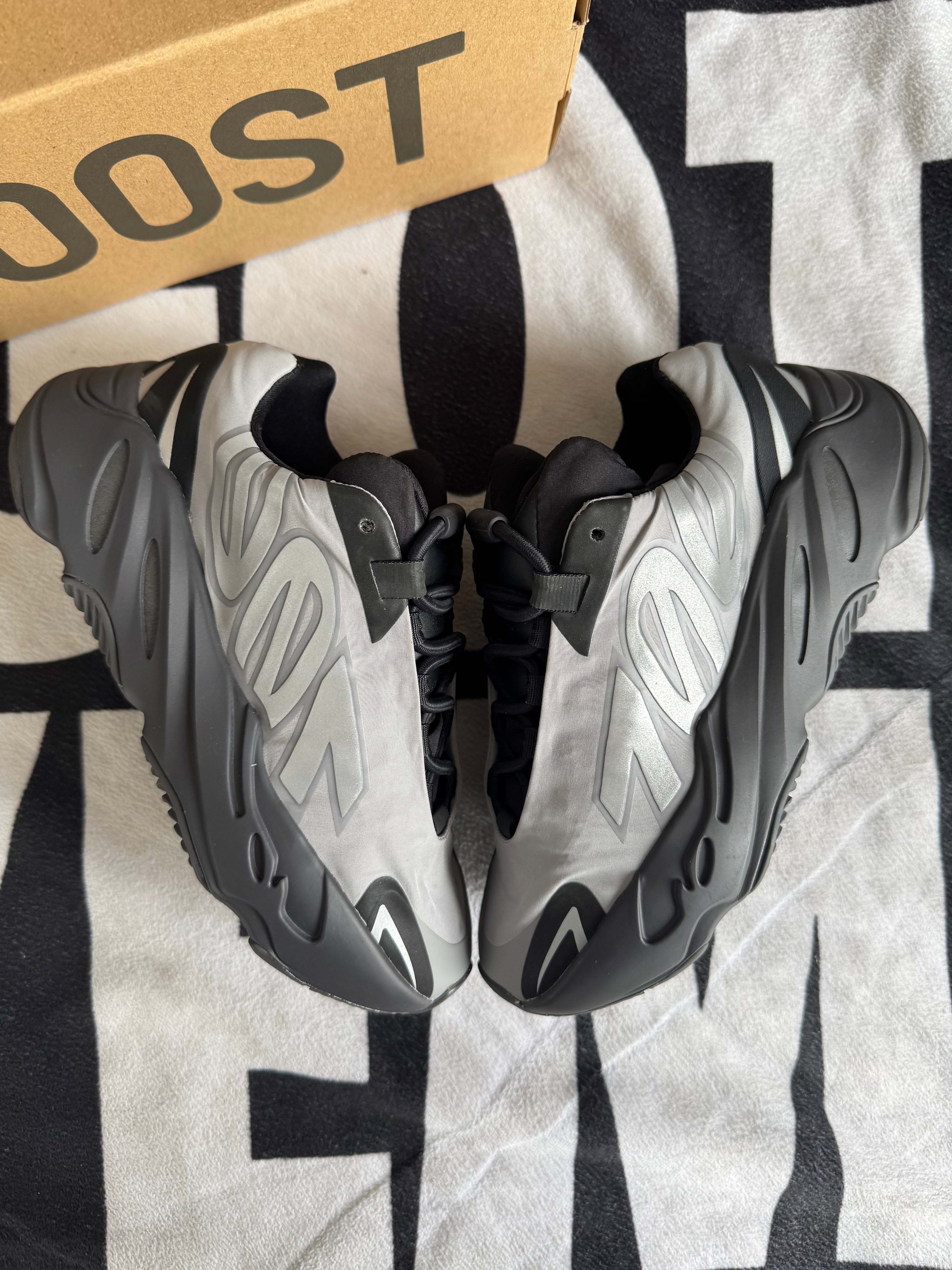 adidas Yeezy Boost 700 MNVN Metallic (Taille 37 1/3)
