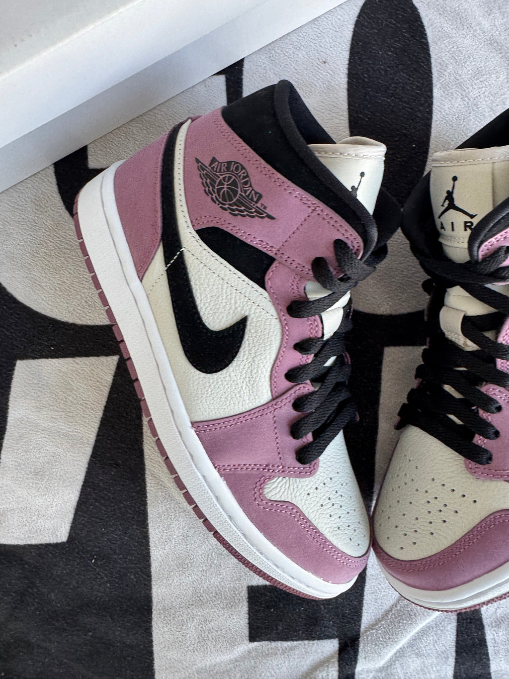 Air Jordan 1 Mid SE Light Mulberry (Taille 38)