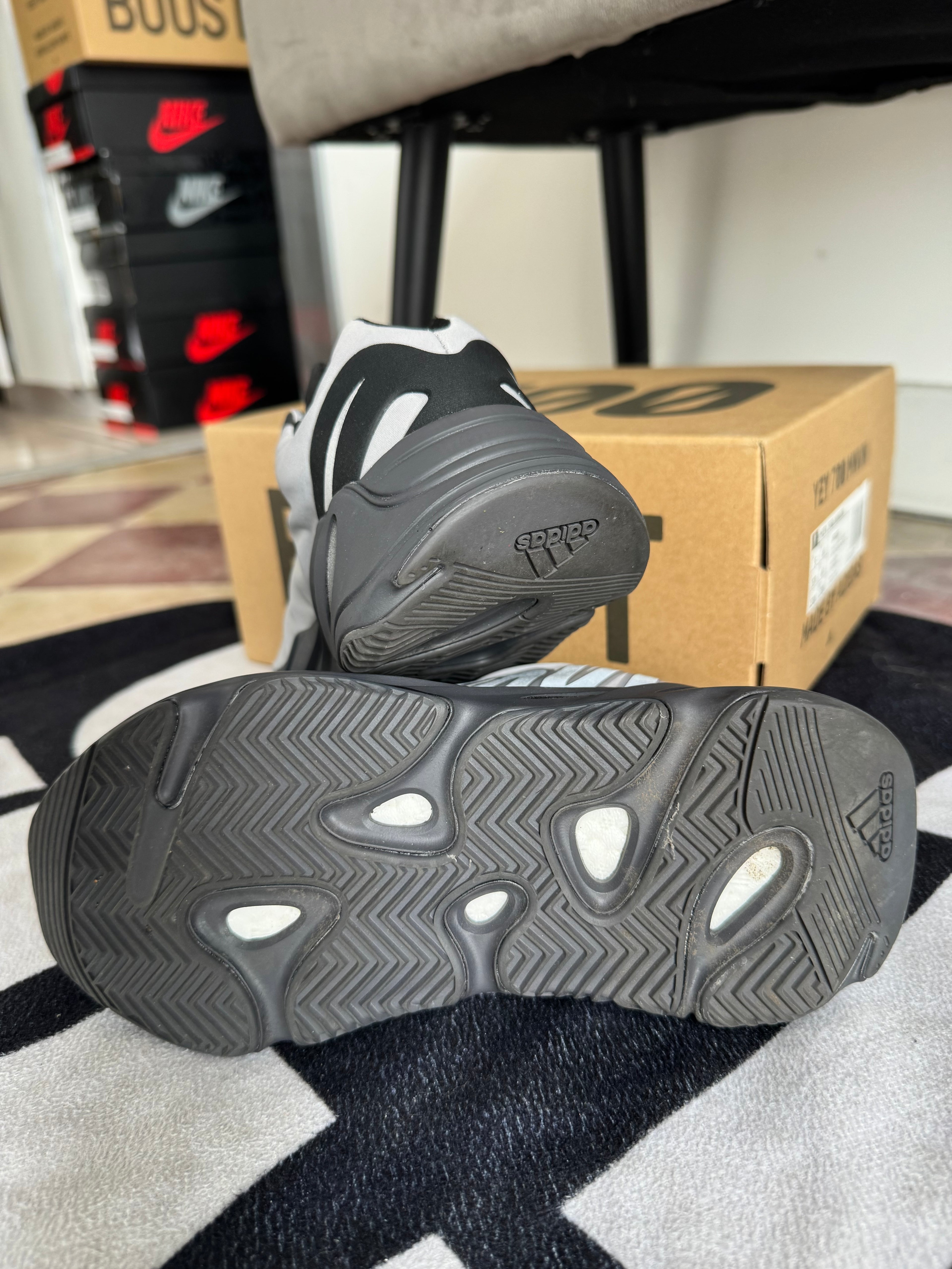 adidas Yeezy Boost 700 MNVN Metallic (Taille 37 1/3)
