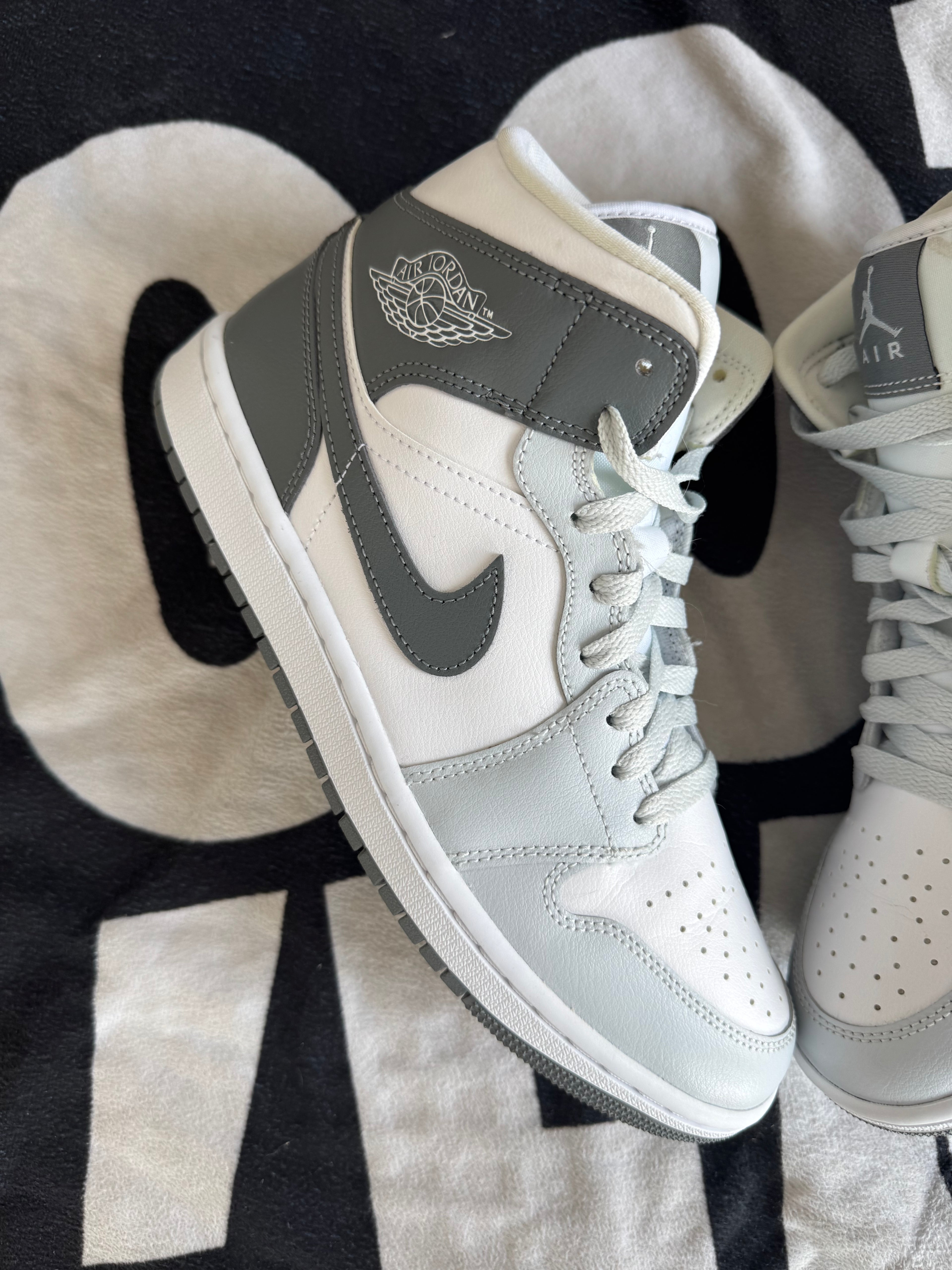 Jordan 1 Mid White Smoke Grey (Taille 42)