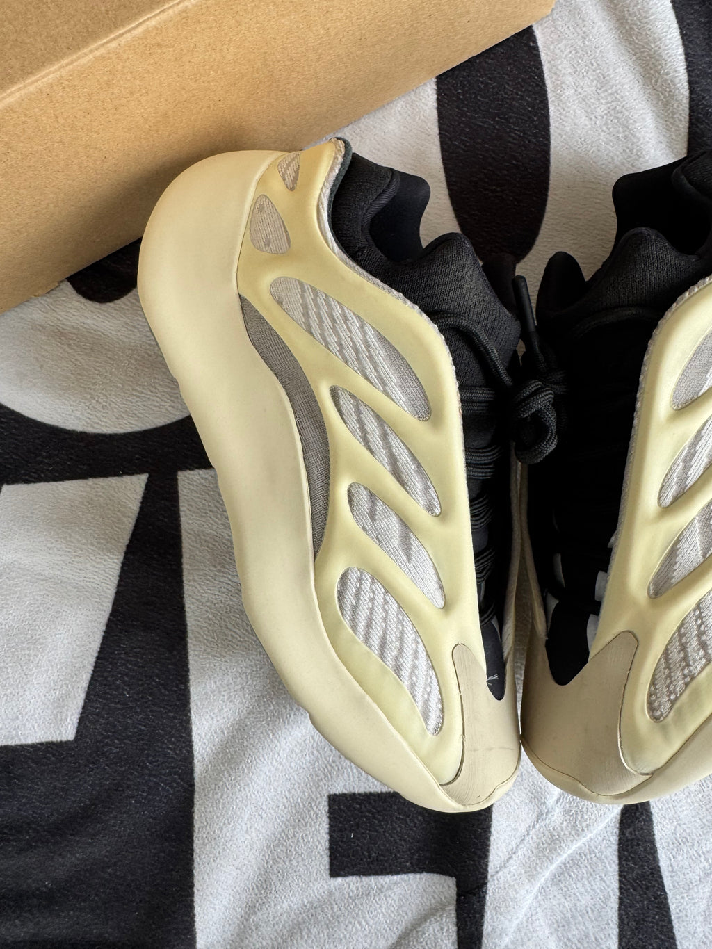 adidas Yeezy 700 V3 Azael (Taille 37 1/3)