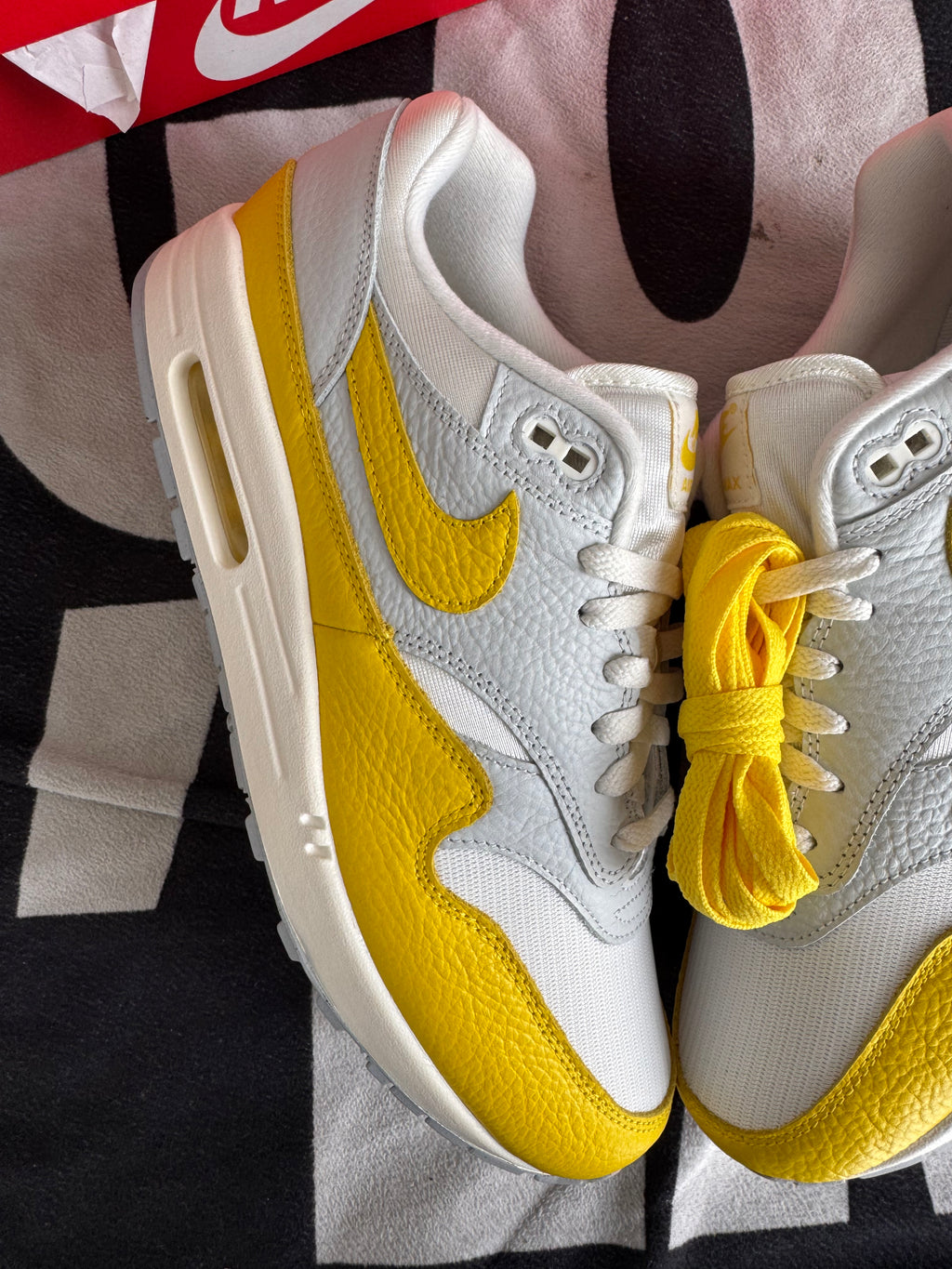 Nike Air Max 1 Tour Yellow wmns (Taille 45)