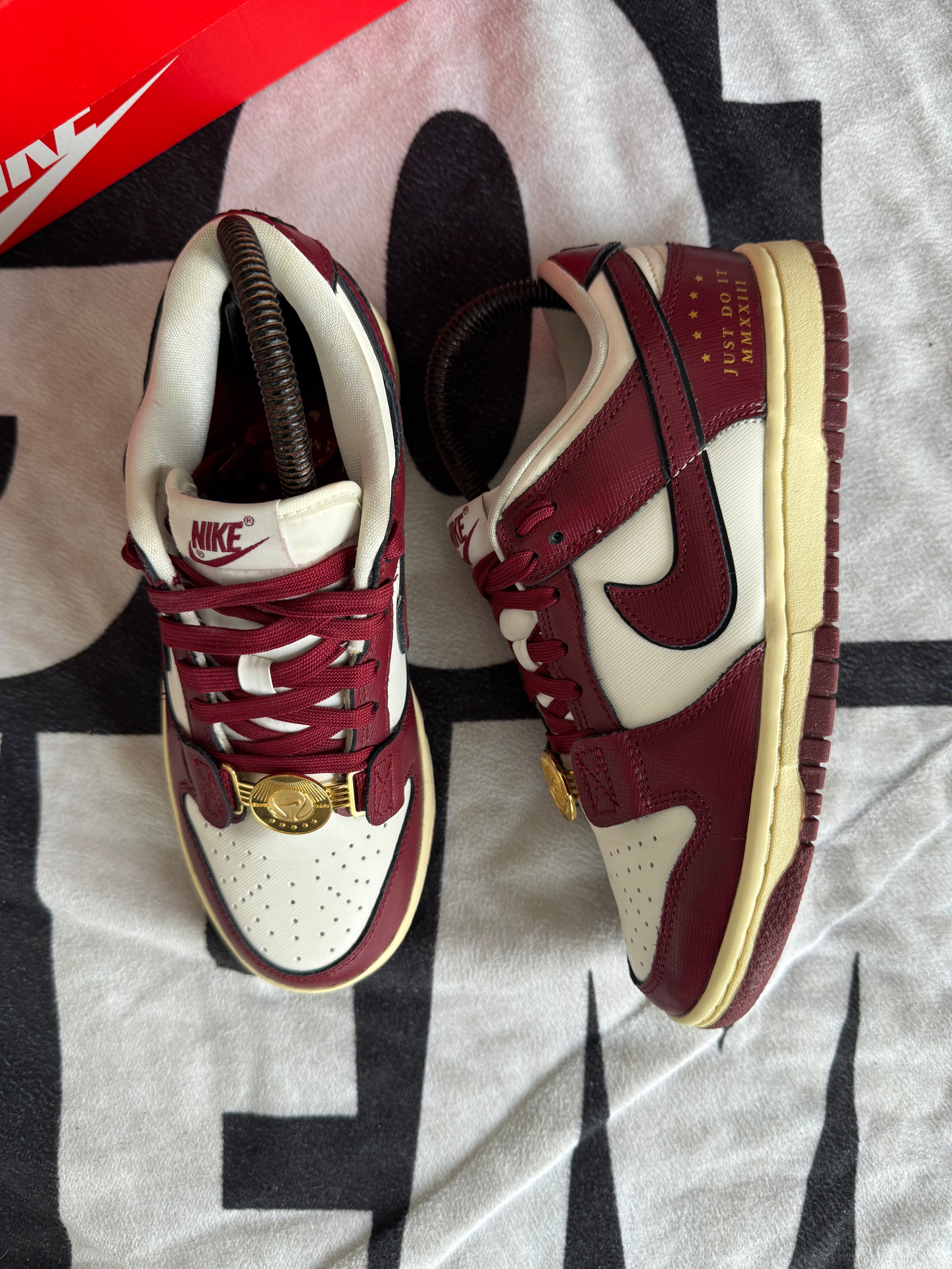 Nike Dunk Low Sisterhood Sail Team Red (Taille 36.5)