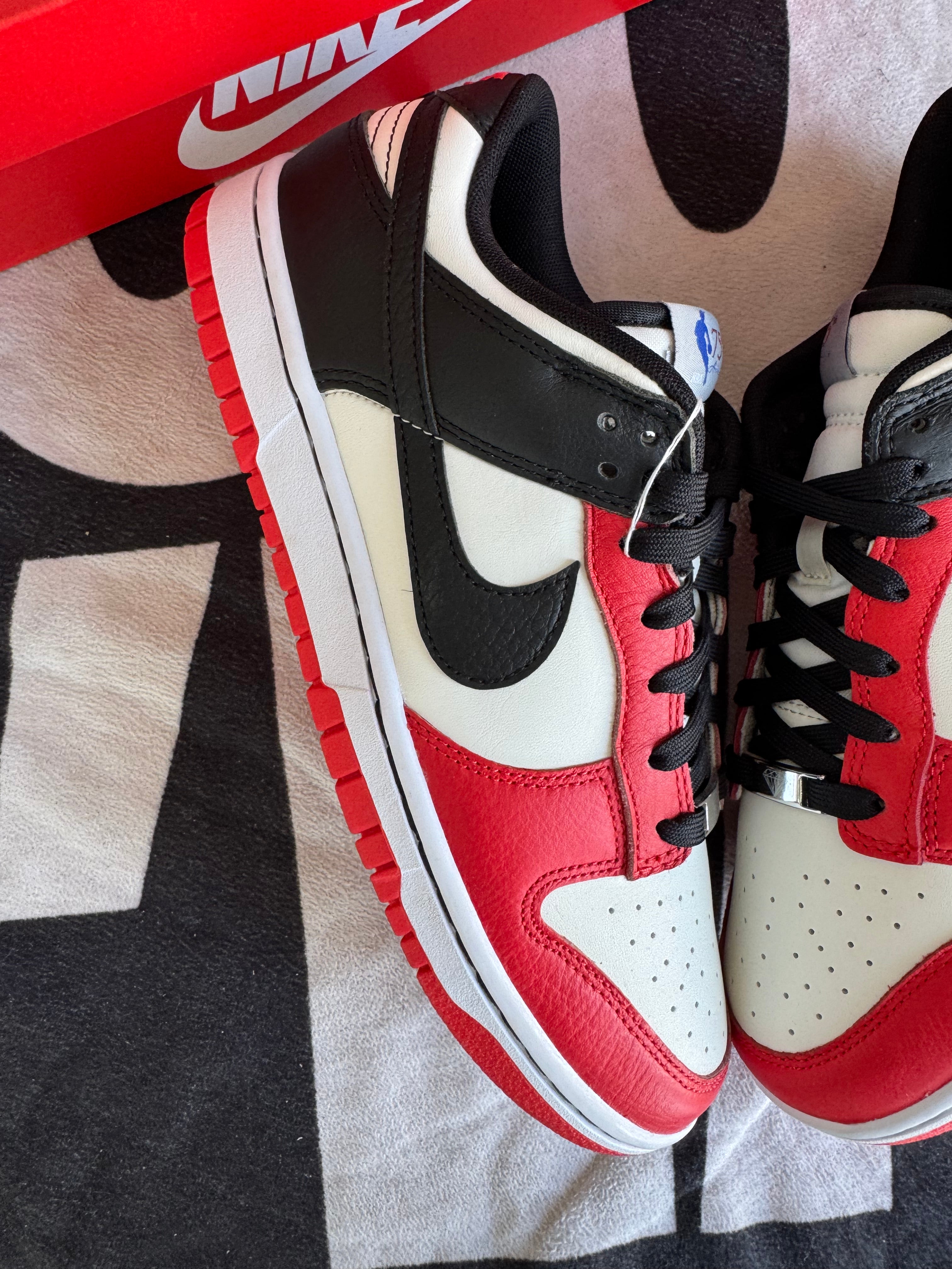 Nike Dunk Low EMB NBA 75th Anniversary Chicago (Taille 42)