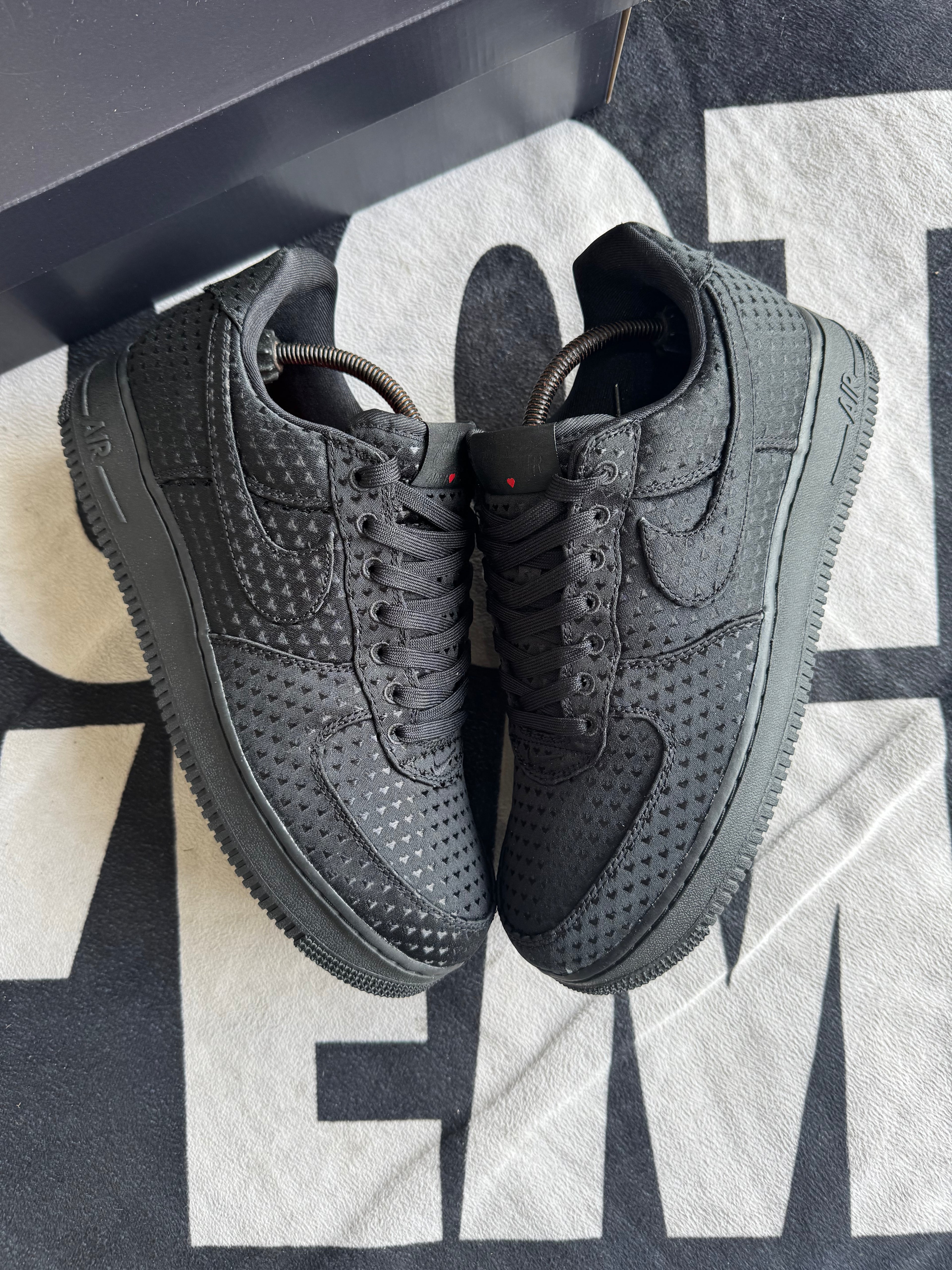 Nike Air Force 1 Low Valentine's Day Black 2026 (Taille 44)