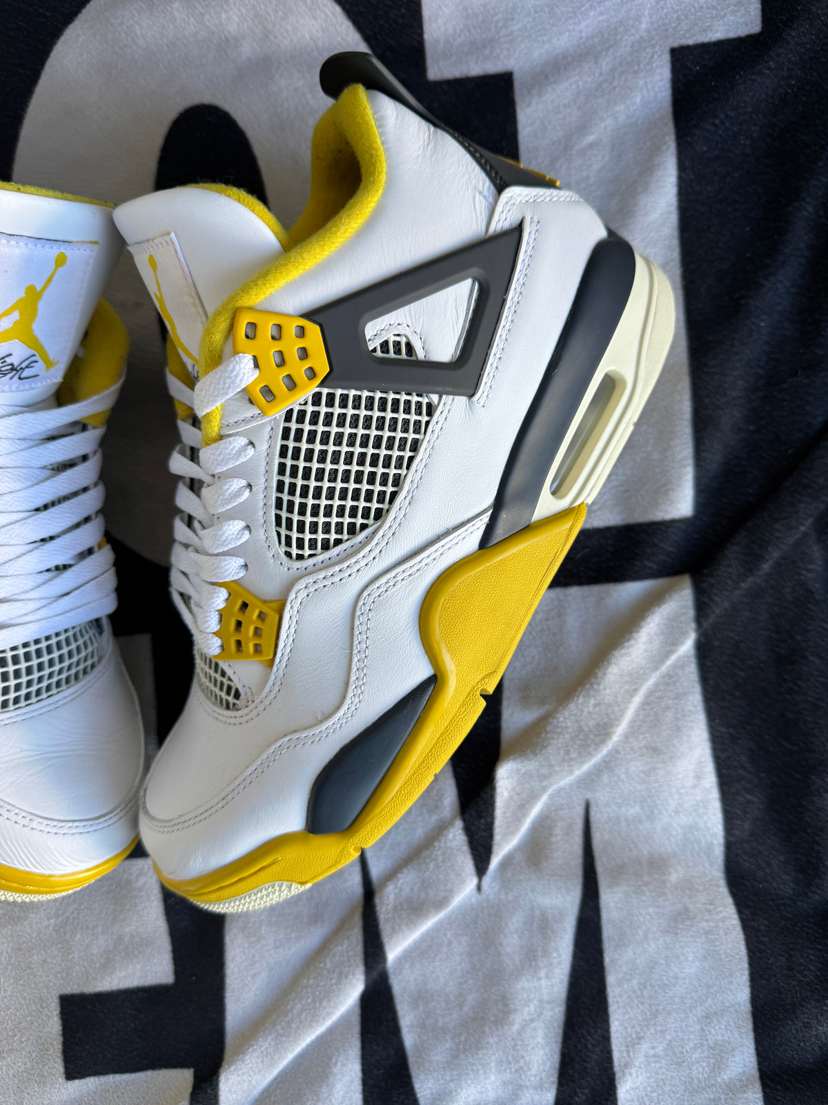 Jordan 4 Vivid Sulfur (Taille 42.5)