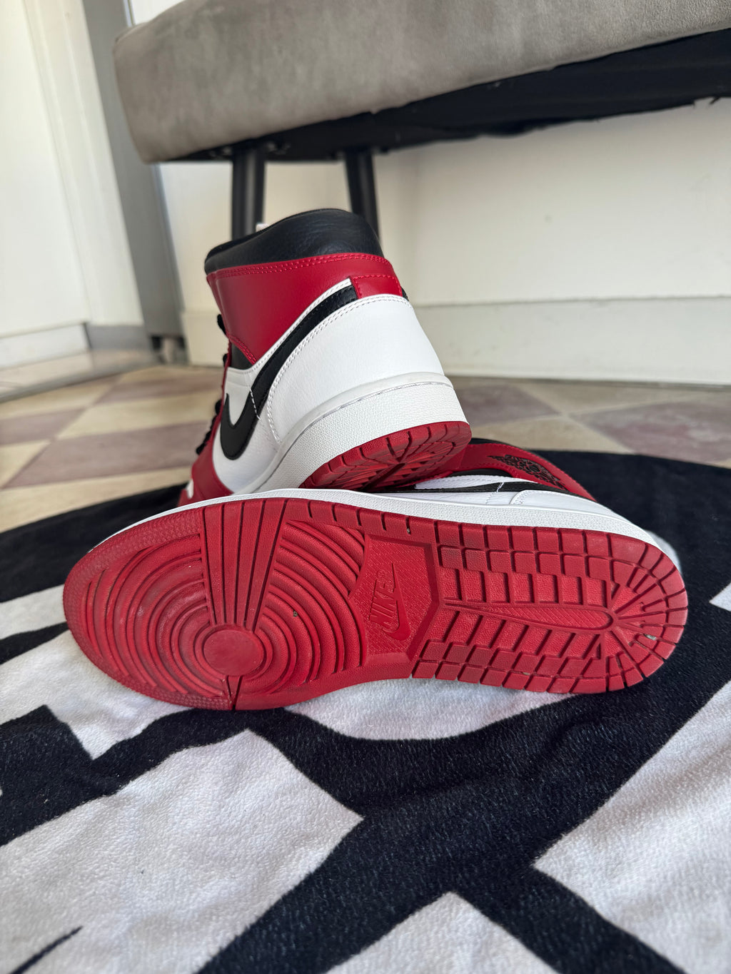 Jordan 1 Mid Chicago 2020 (Taille 42)
