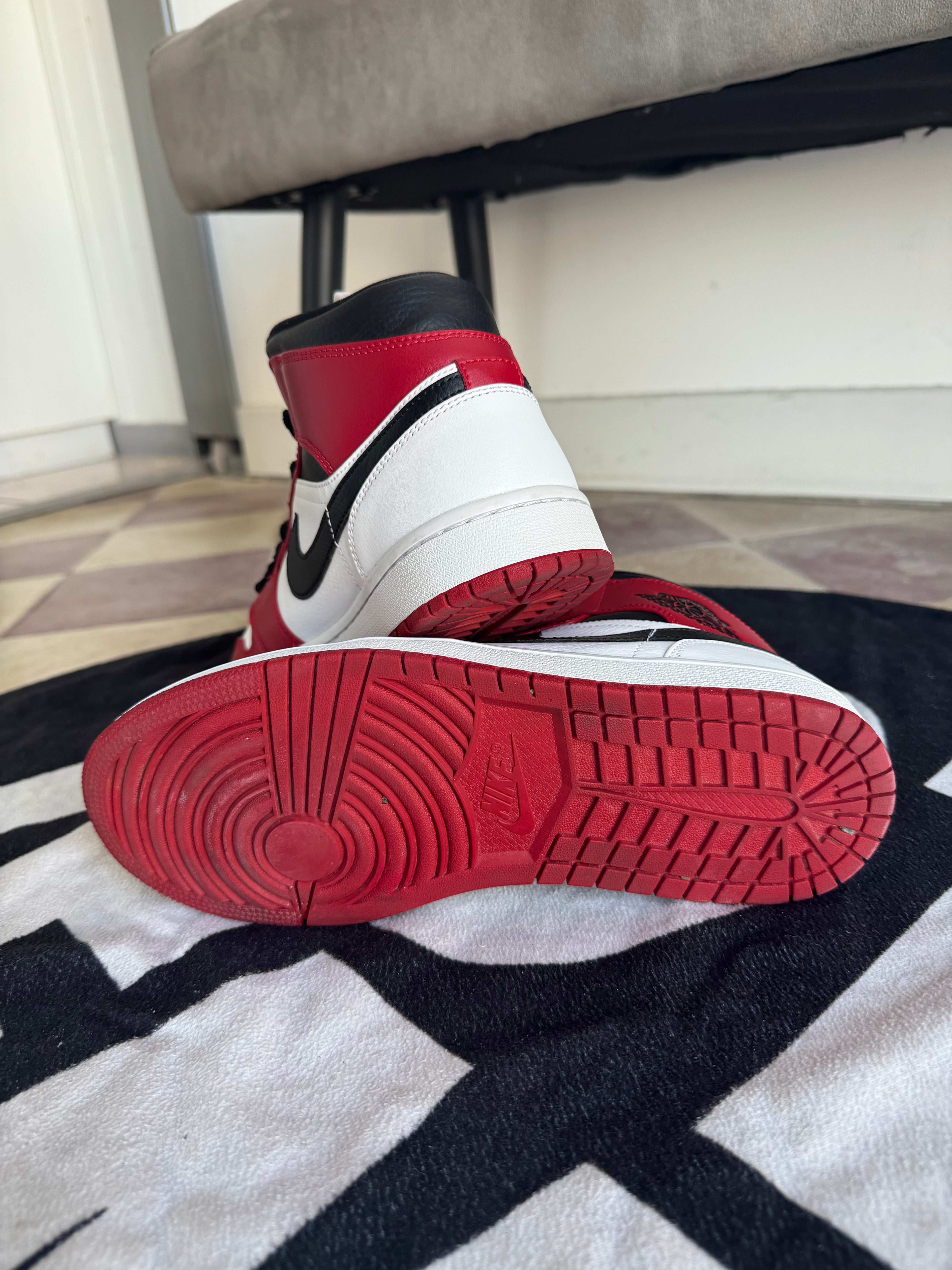 Jordan 1 Mid Chicago 2020 (Taille 42)
